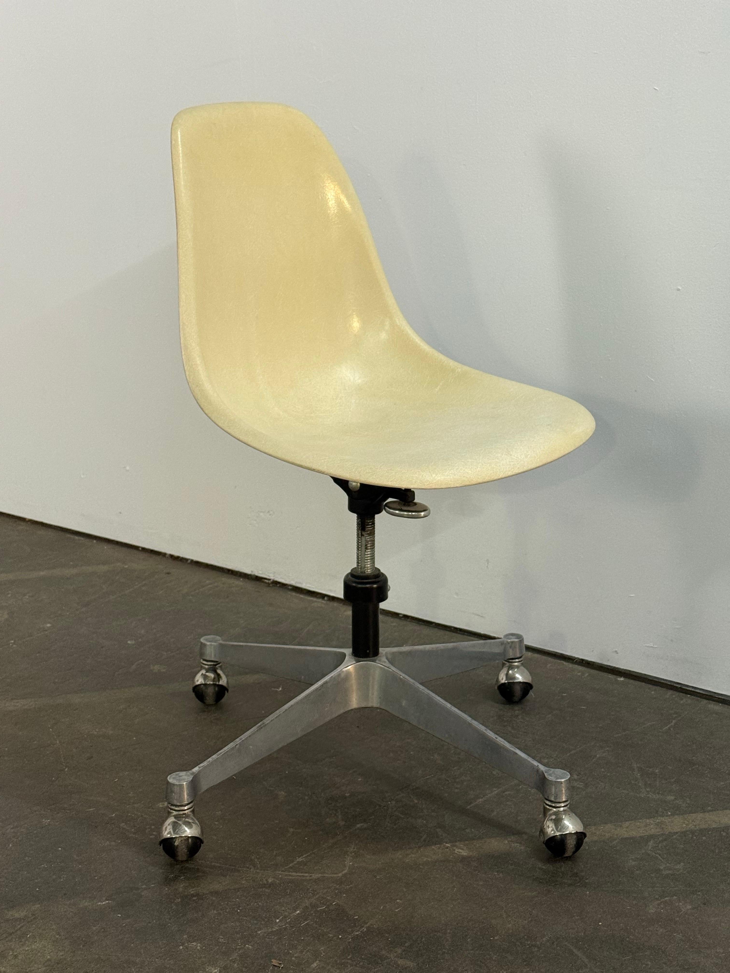 Herman Miller Eames Desk Chair in Pergament (Moderne der Mitte des Jahrhunderts) im Angebot