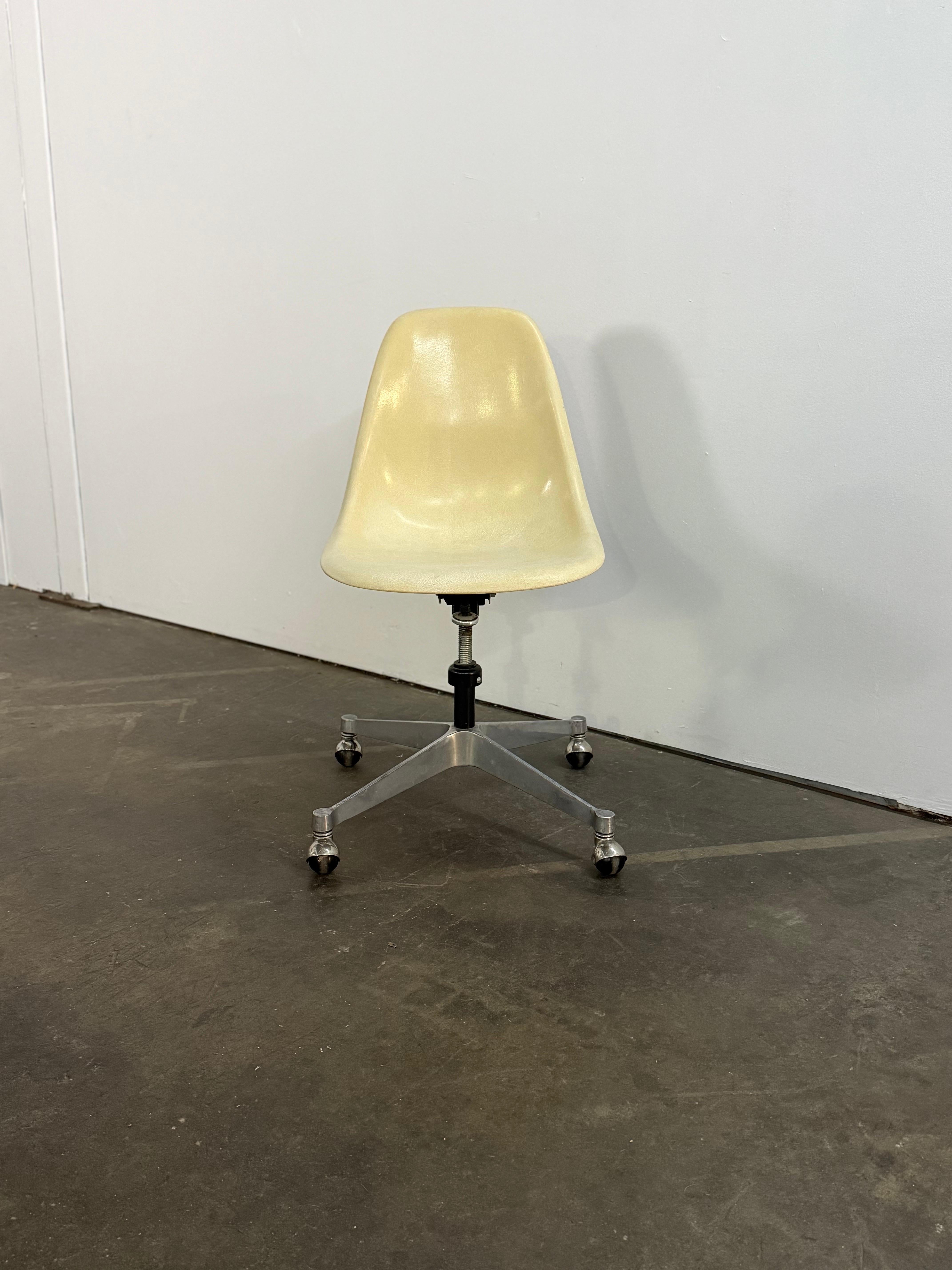 Herman Miller Eames Desk Chair in Pergament (amerikanisch) im Angebot