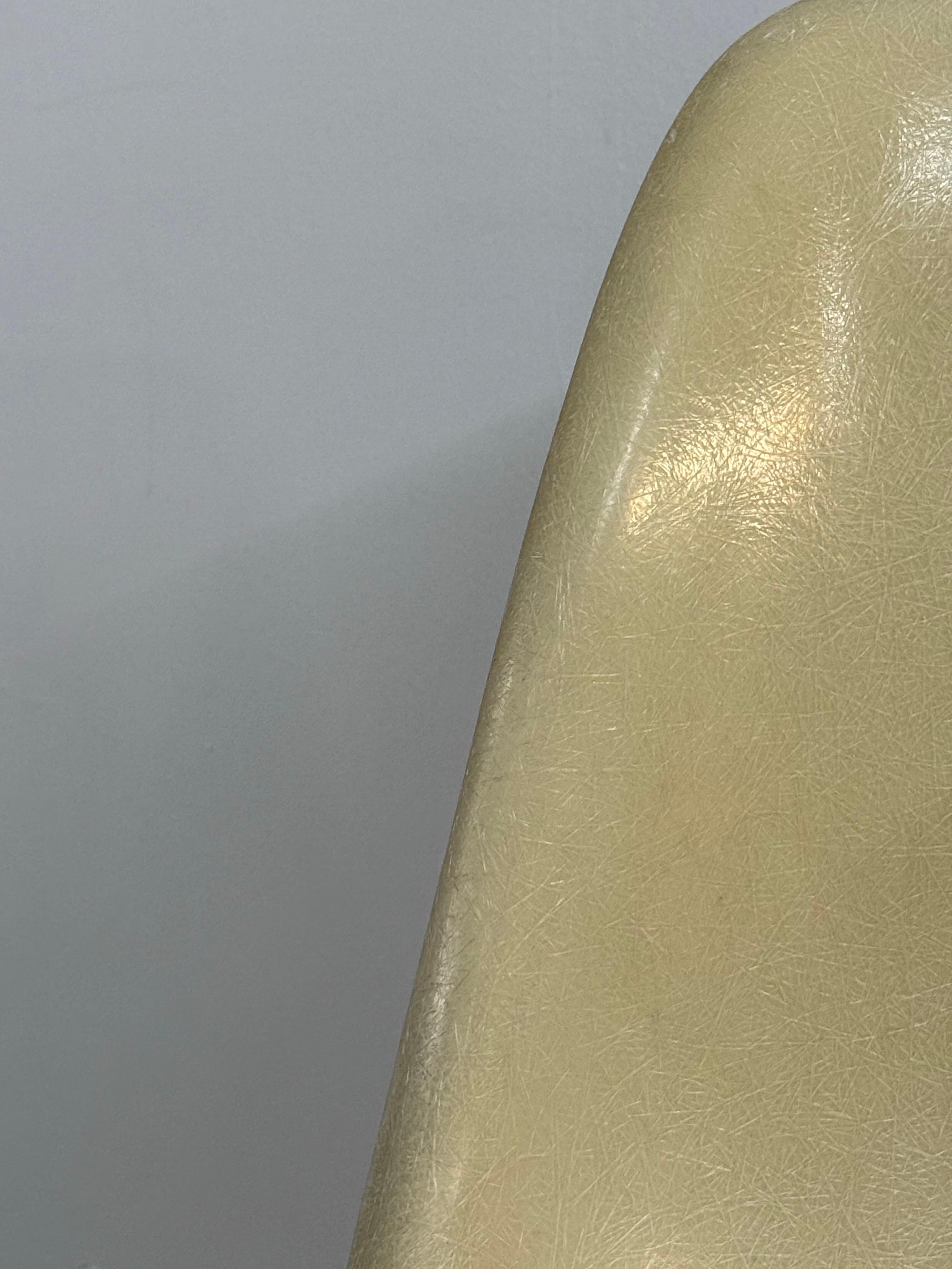 Herman Miller Eames Desk Chair in Pergament im Zustand „Gut“ im Angebot in Brooklyn, NY