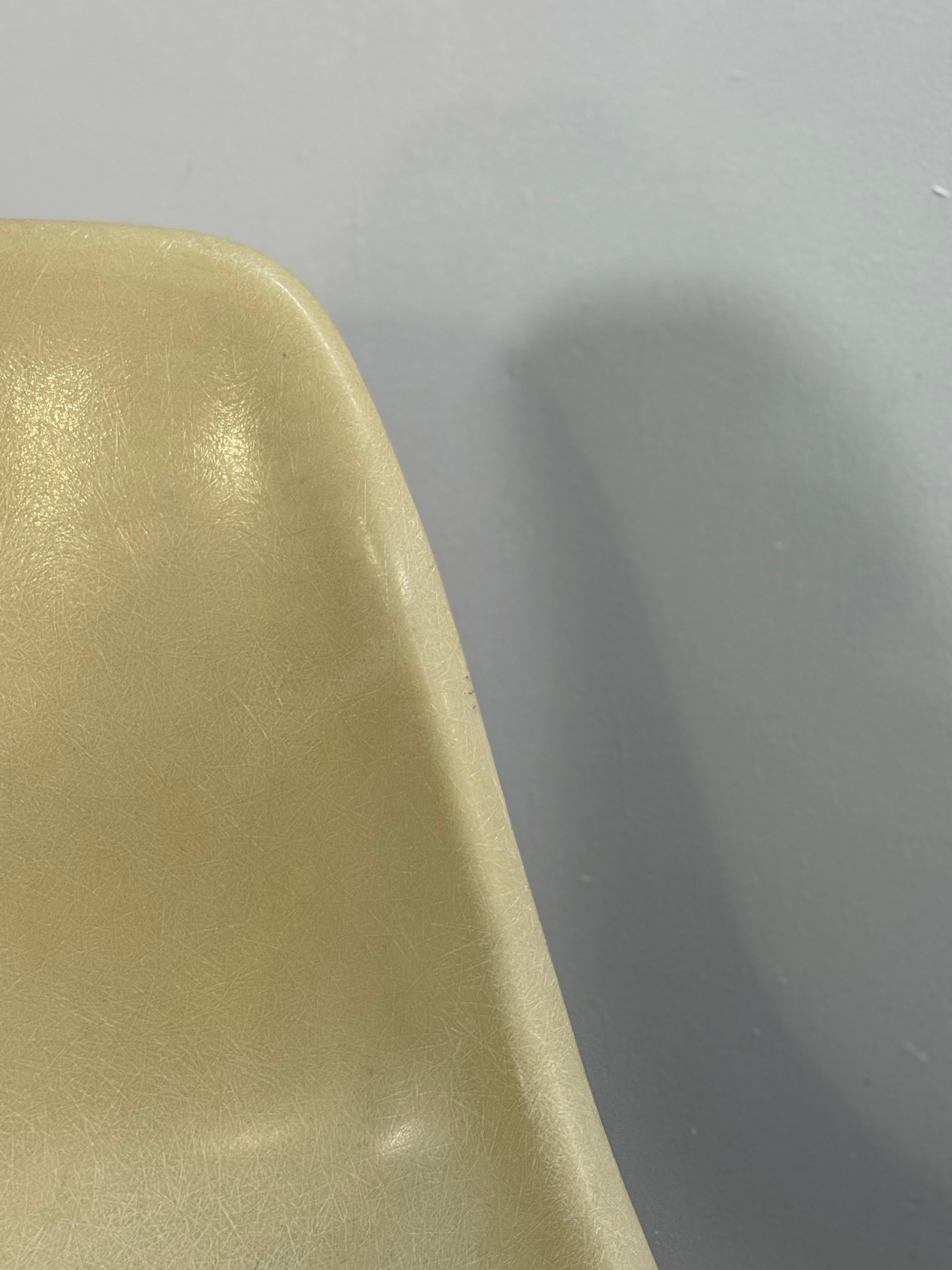 Herman Miller Eames Desk Chair in Pergament (20. Jahrhundert) im Angebot