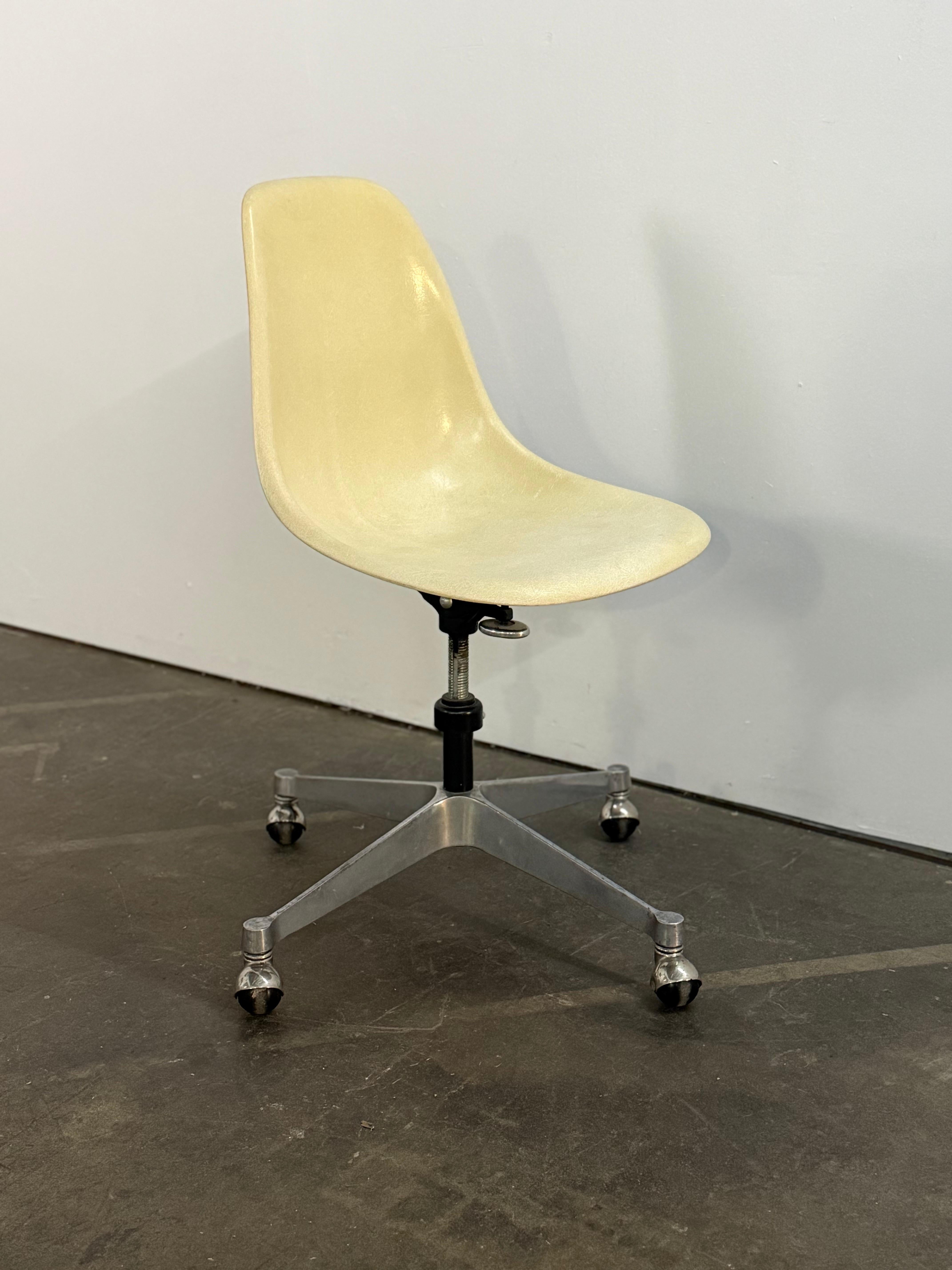Herman Miller Eames Desk Chair in Pergament (Aluminium) im Angebot