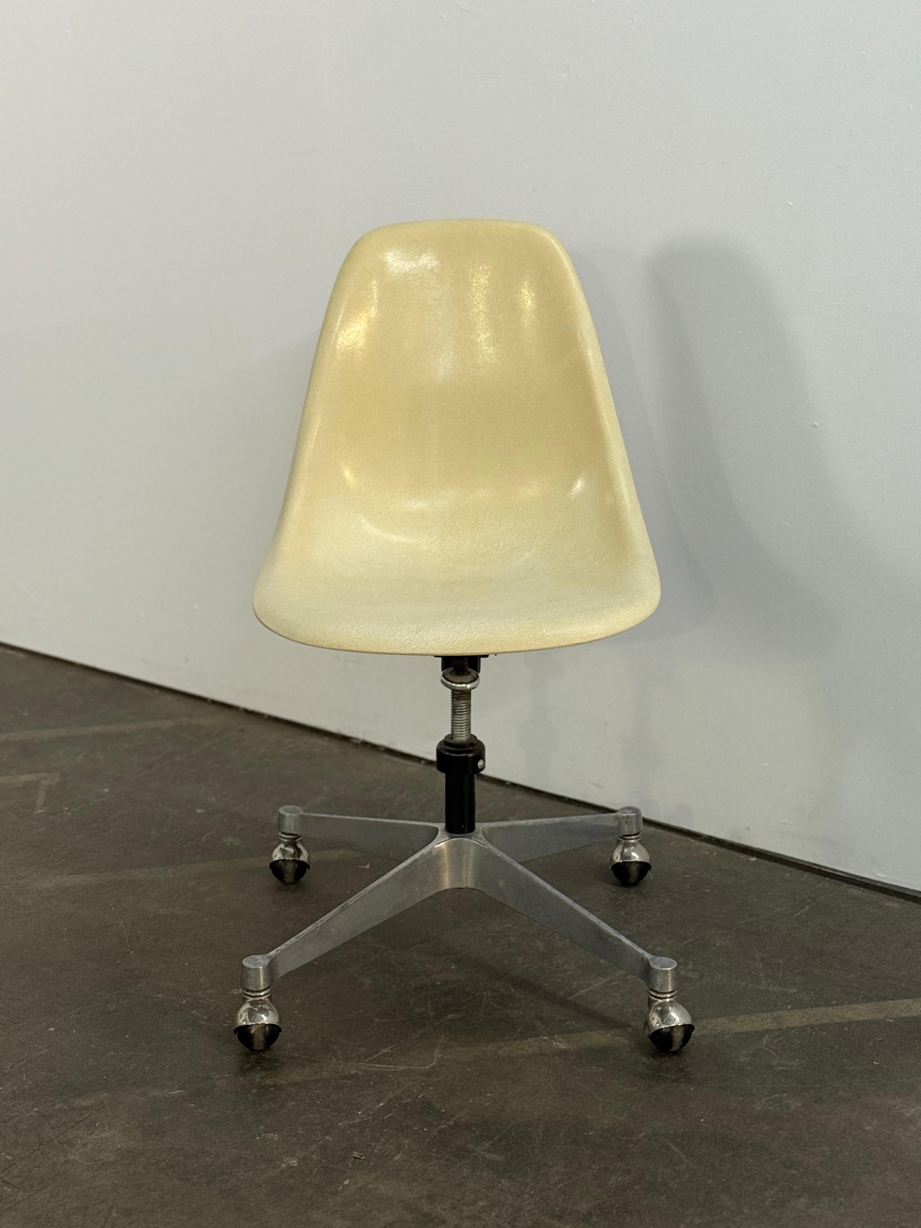 Herman Miller Eames Desk Chair in Pergament im Angebot 1