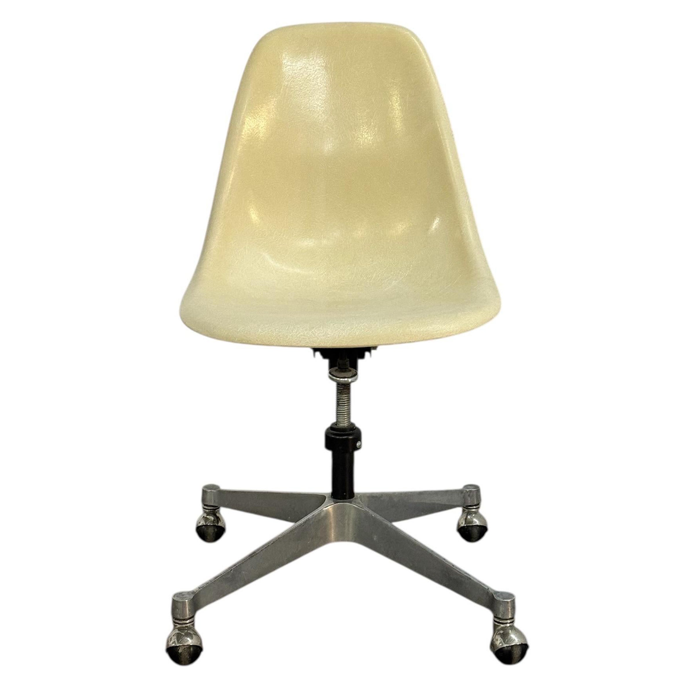 Herman Miller Eames Desk Chair in Pergament