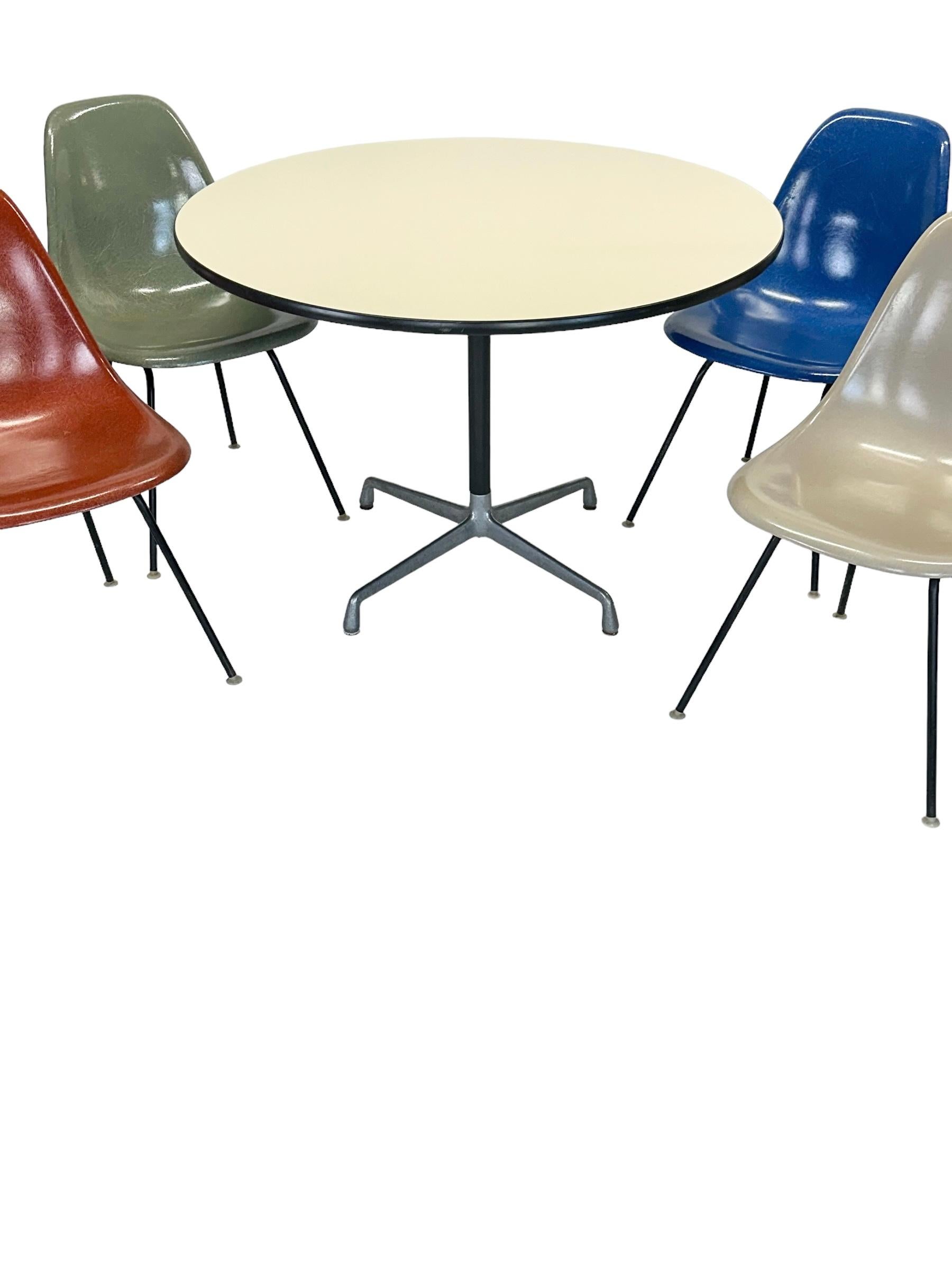 Herman Miller Eames Dining Chair and Table Set In Good Condition For Sale In Brooklyn, NY