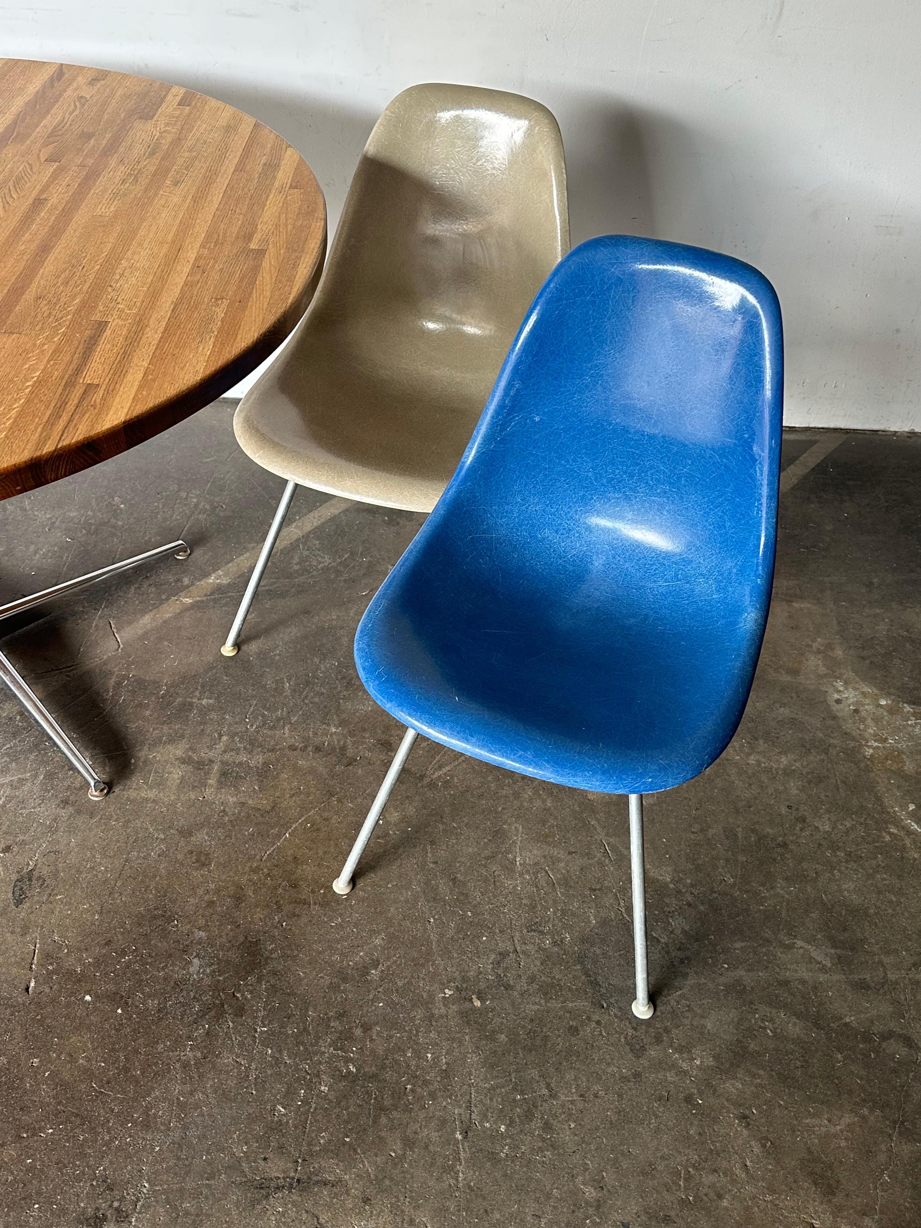 Ensemble de chaises de salle à manger Eames avec 48 tables de salle à manger Butcher Block Herman Miller en vente 3