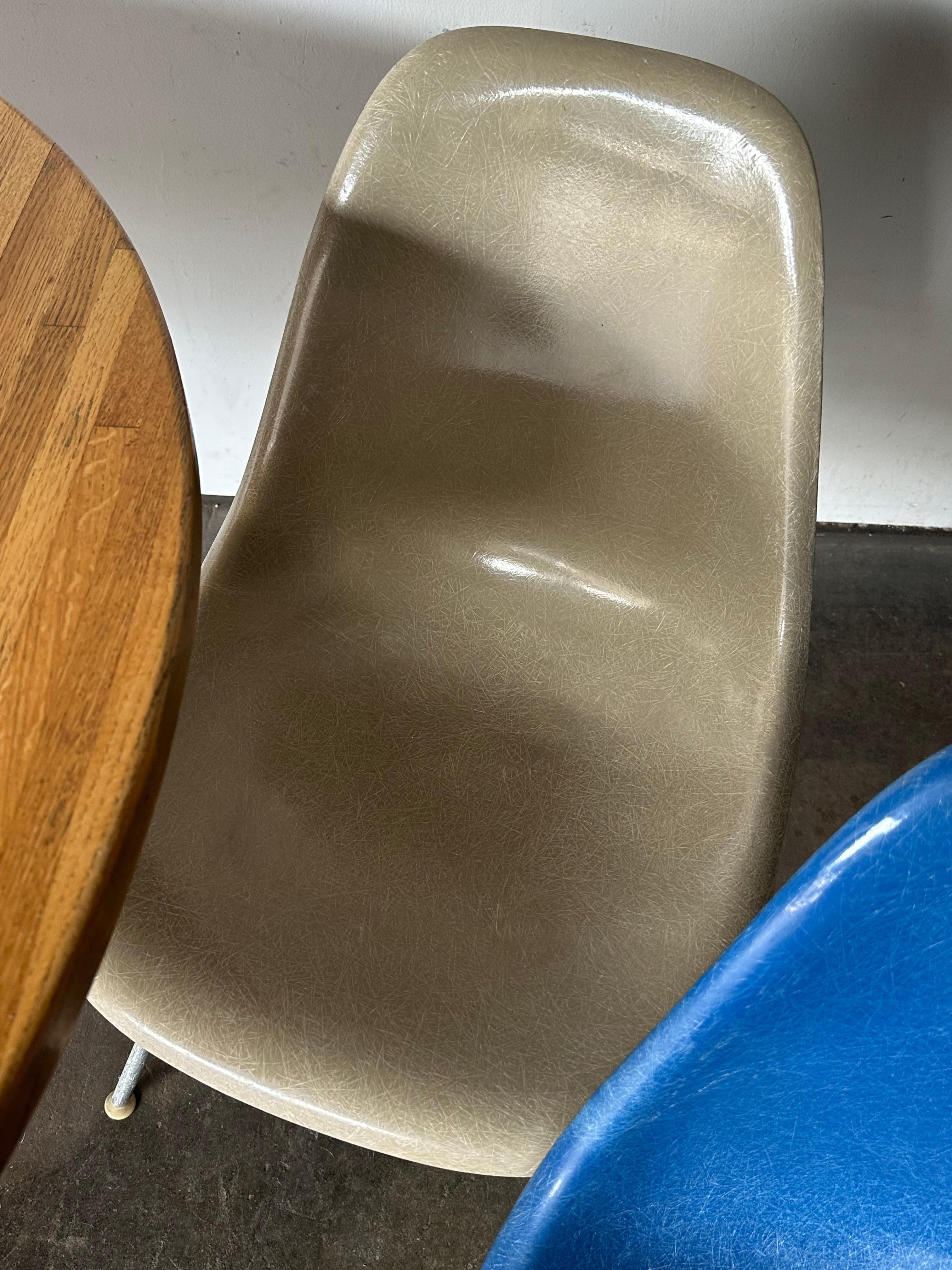 Ensemble de chaises de salle à manger Eames avec 48 tables de salle à manger Butcher Block Herman Miller en vente 4