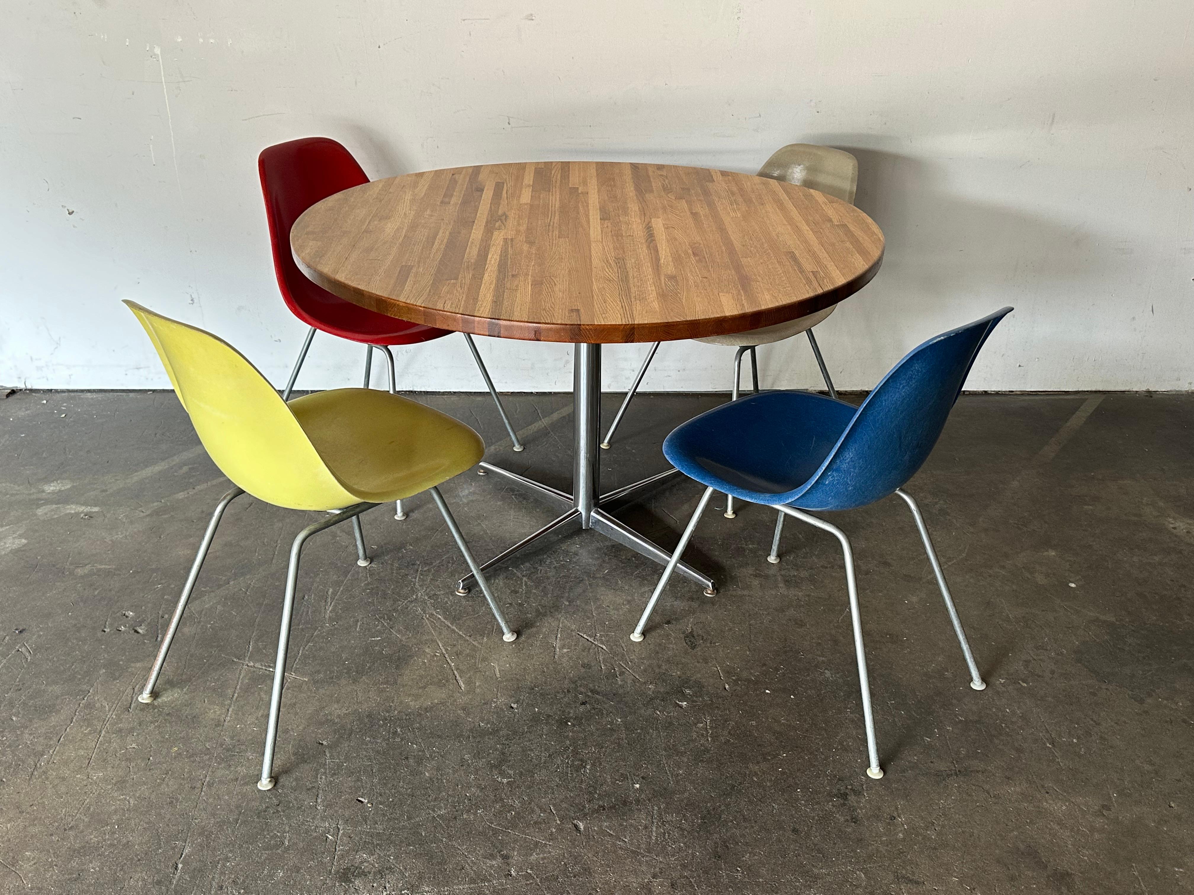 Ensemble de chaises de salle à manger Eames avec 48 tables de salle à manger Butcher Block Herman Miller en vente 5