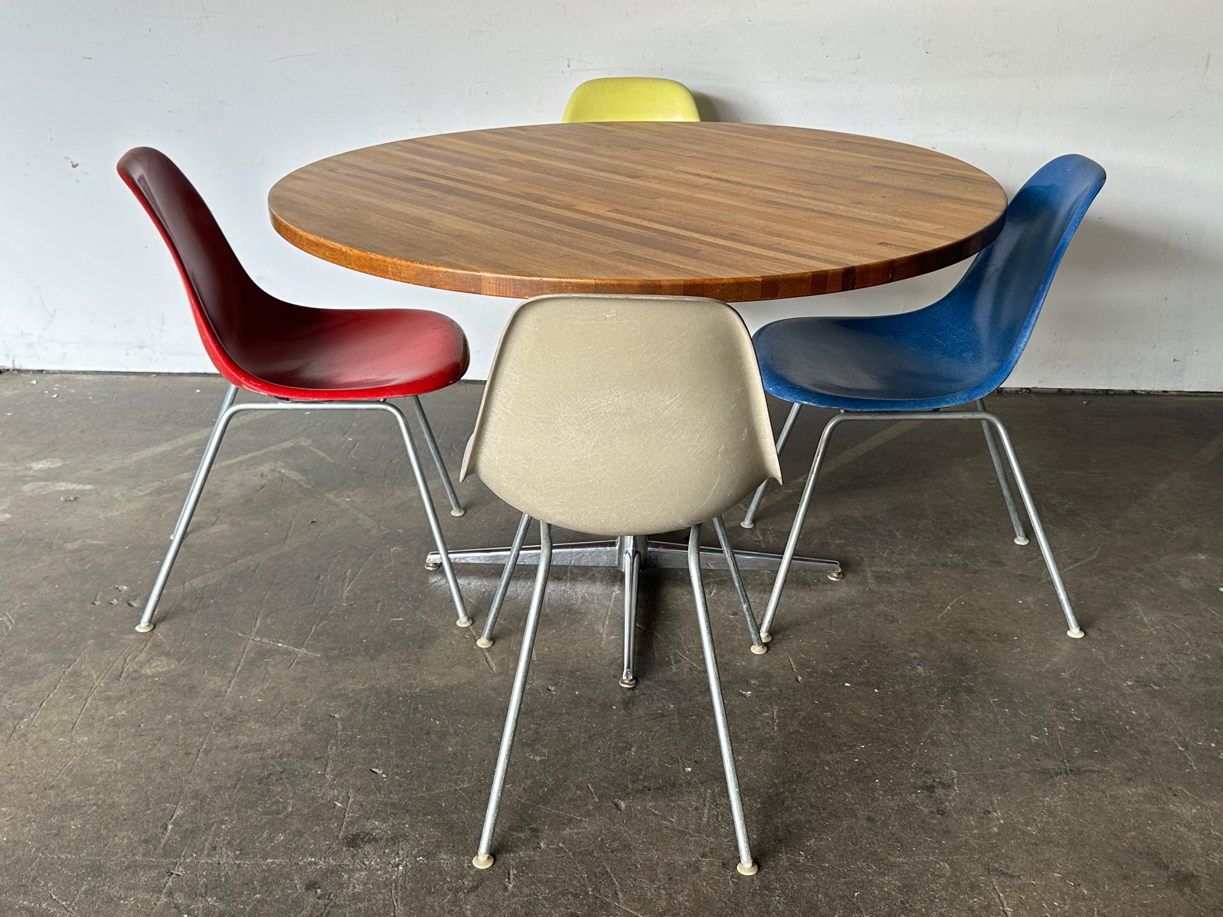 Ensemble de chaises de salle à manger Eames avec 48 tables de salle à manger Butcher Block Herman Miller en vente 6