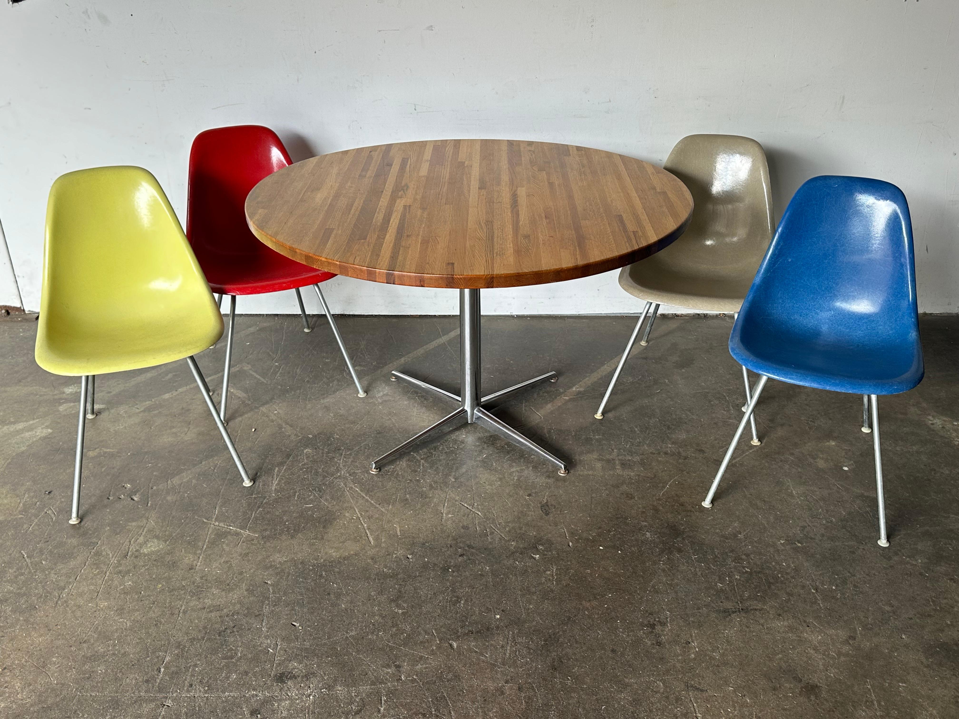 Ensemble de chaises de salle à manger Eames avec 48 tables de salle à manger Butcher Block Herman Miller en vente 7