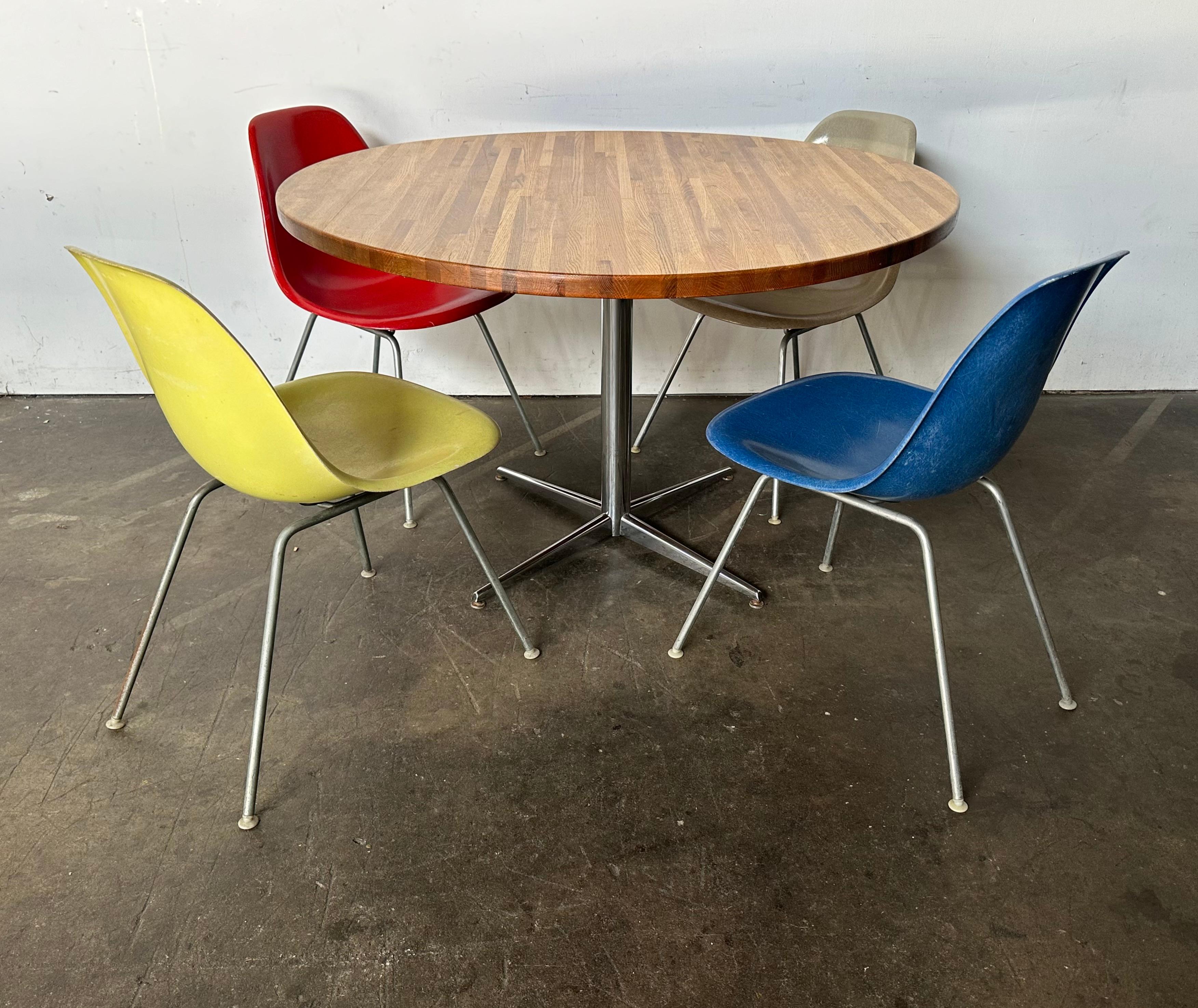Américain Ensemble de chaises de salle à manger Eames avec 48 tables de salle à manger Butcher Block Herman Miller en vente