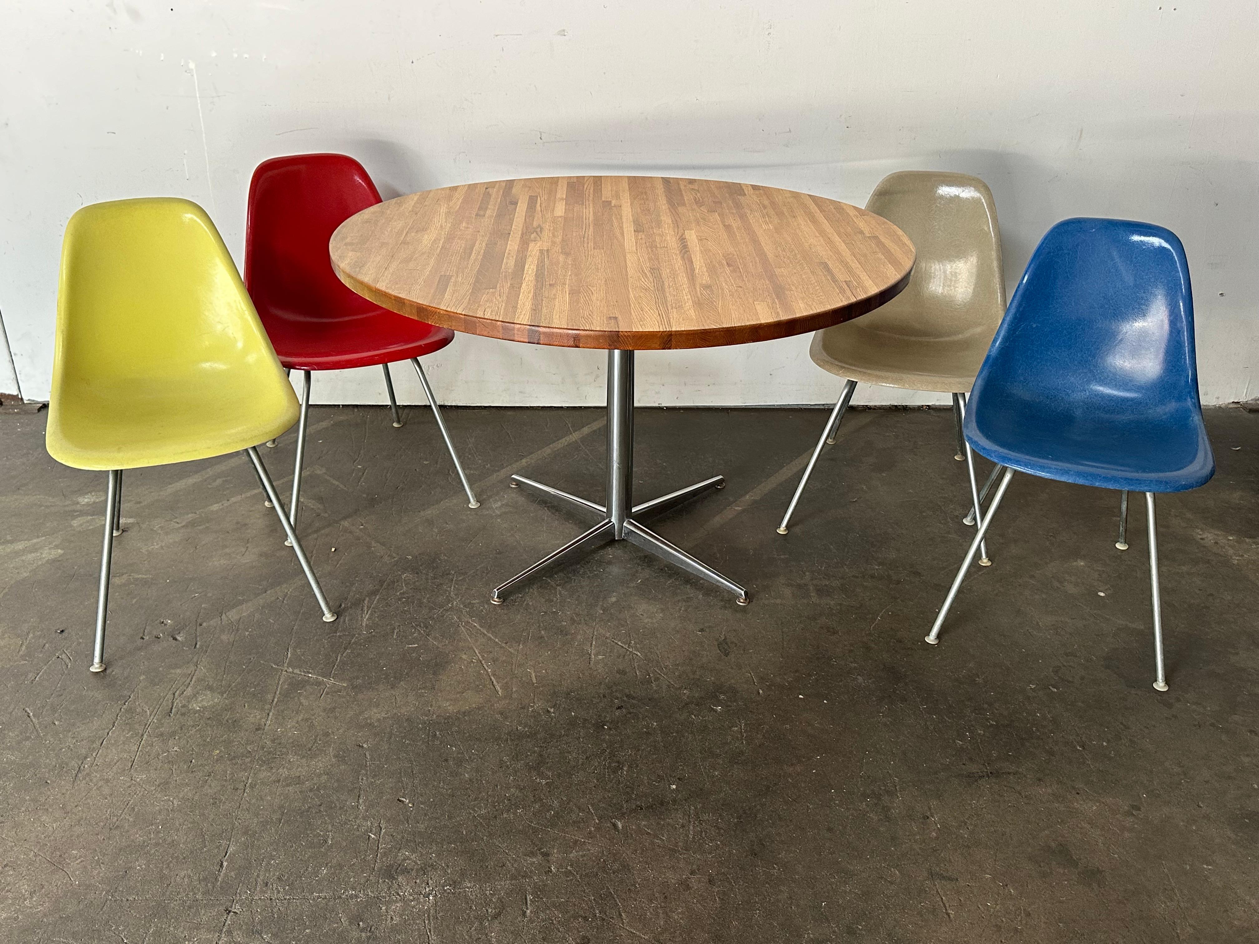 20ième siècle Ensemble de chaises de salle à manger Eames avec 48 tables de salle à manger Butcher Block Herman Miller en vente