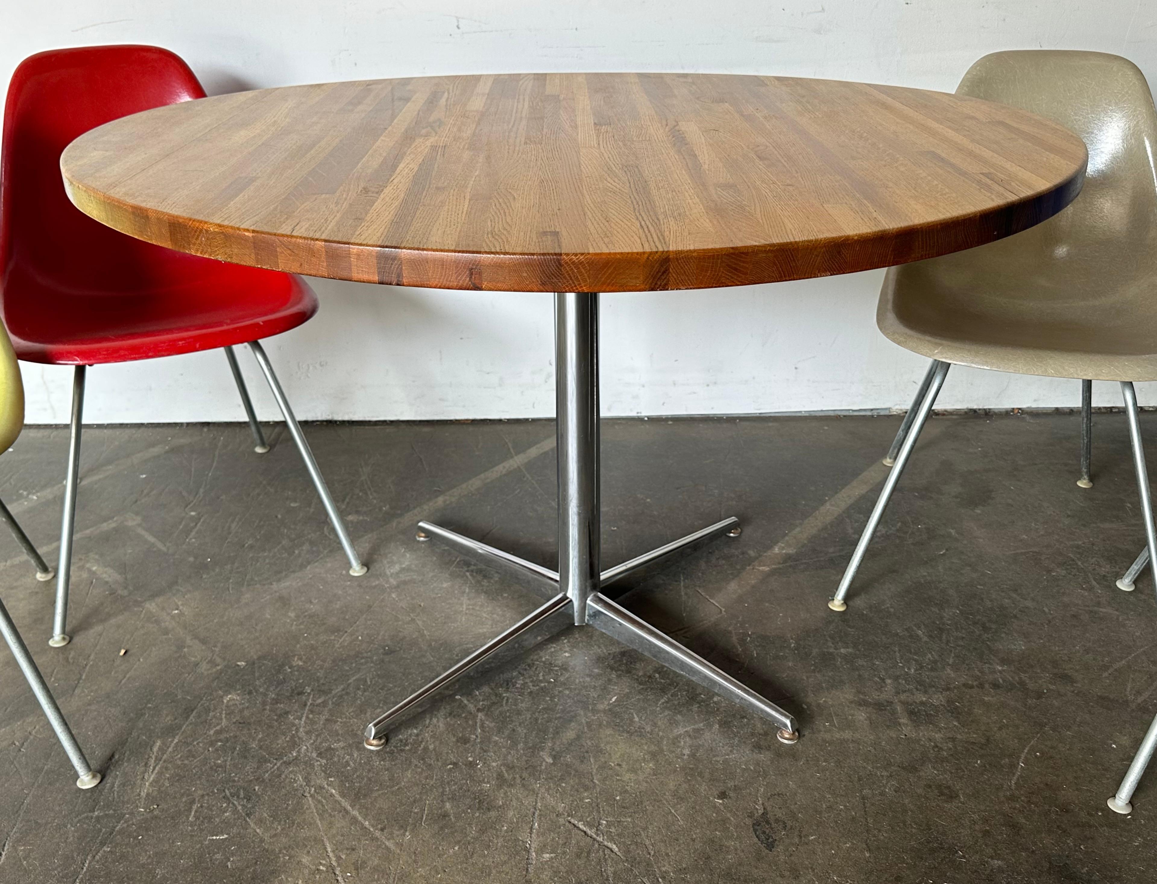 Acier Ensemble de chaises de salle à manger Eames avec 48 tables de salle à manger Butcher Block Herman Miller en vente