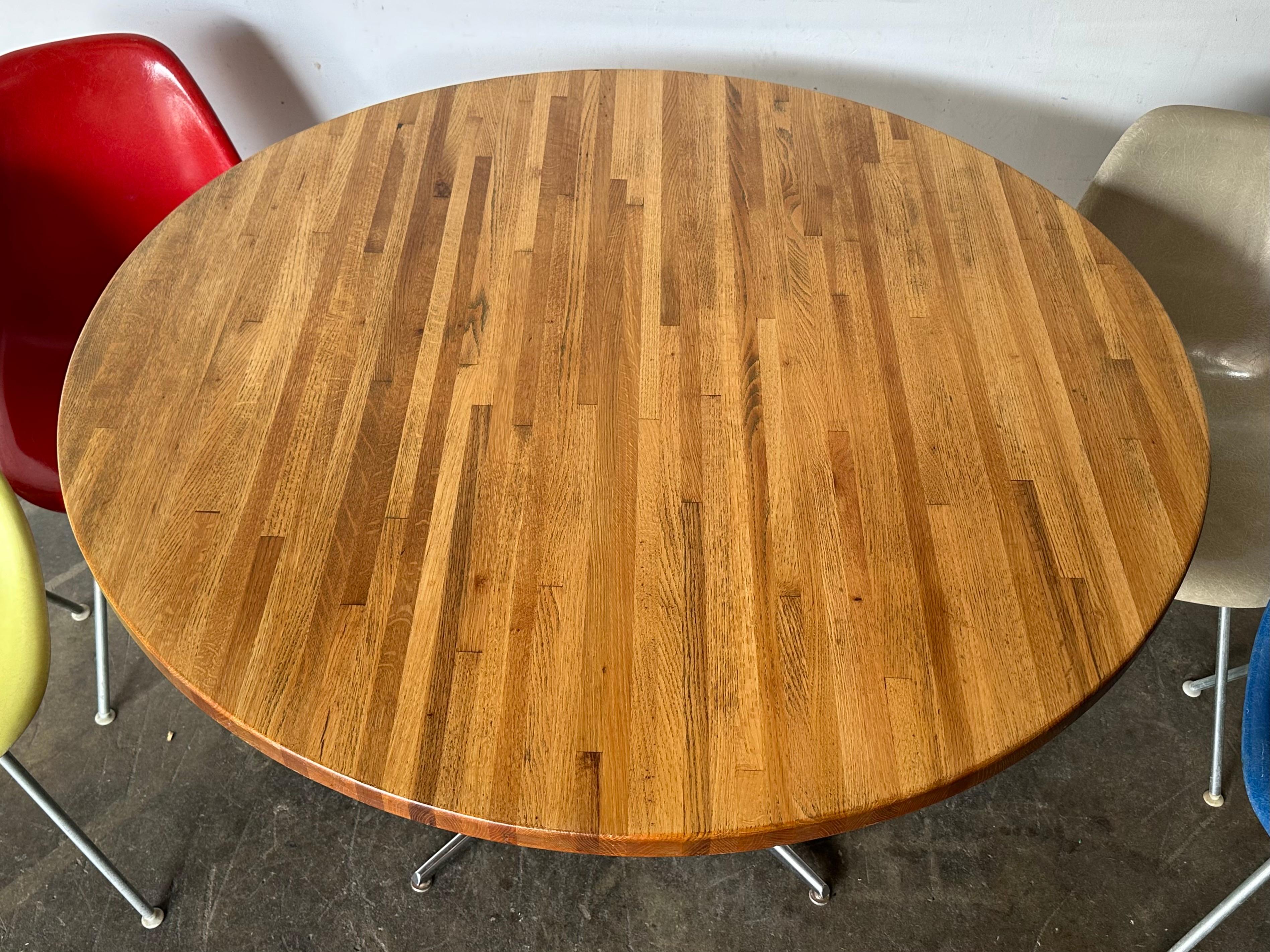 Ensemble de chaises de salle à manger Eames avec 48 tables de salle à manger Butcher Block Herman Miller en vente 1