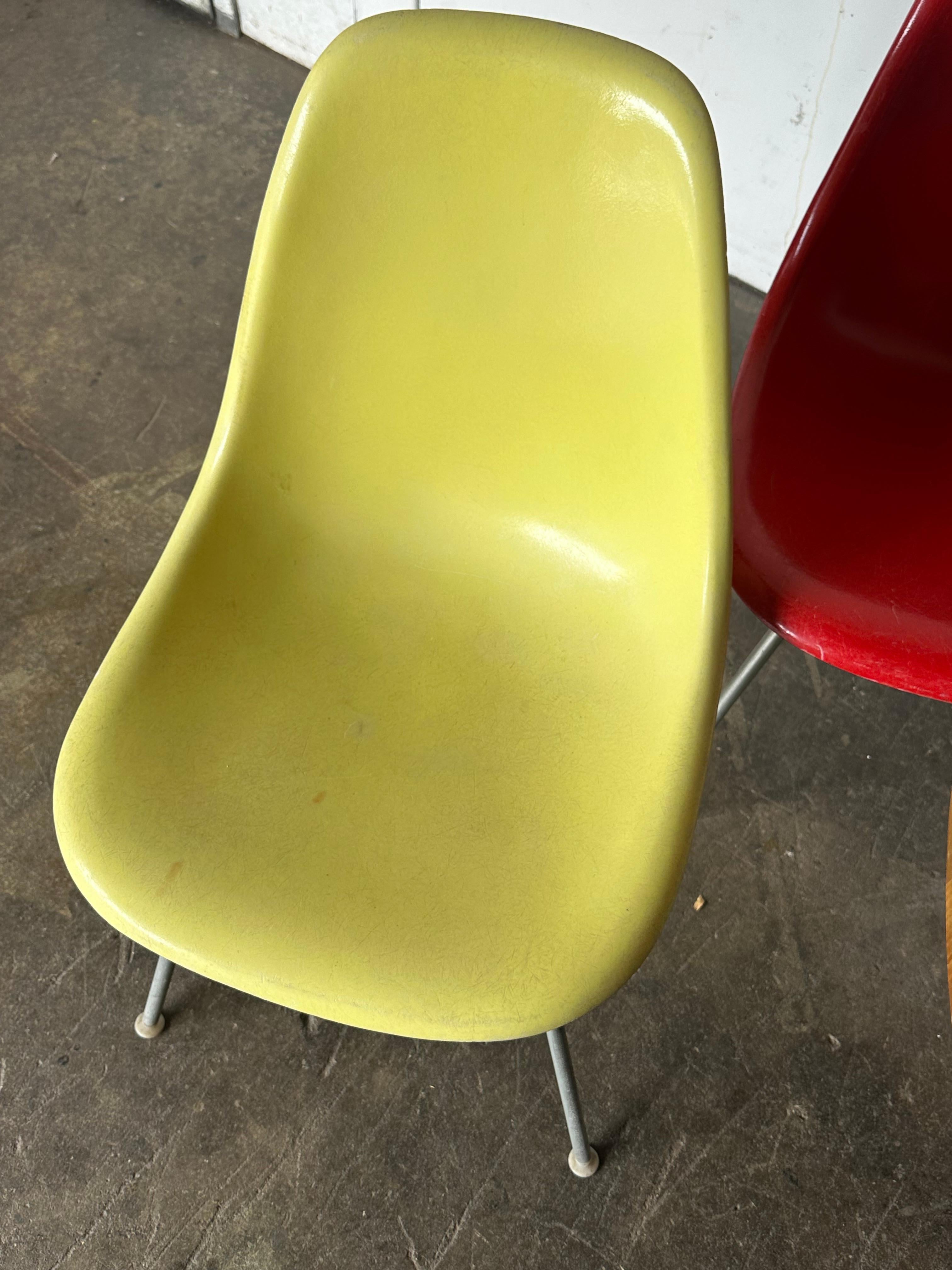Ensemble de chaises de salle à manger Eames avec 48 tables de salle à manger Butcher Block Herman Miller en vente 2