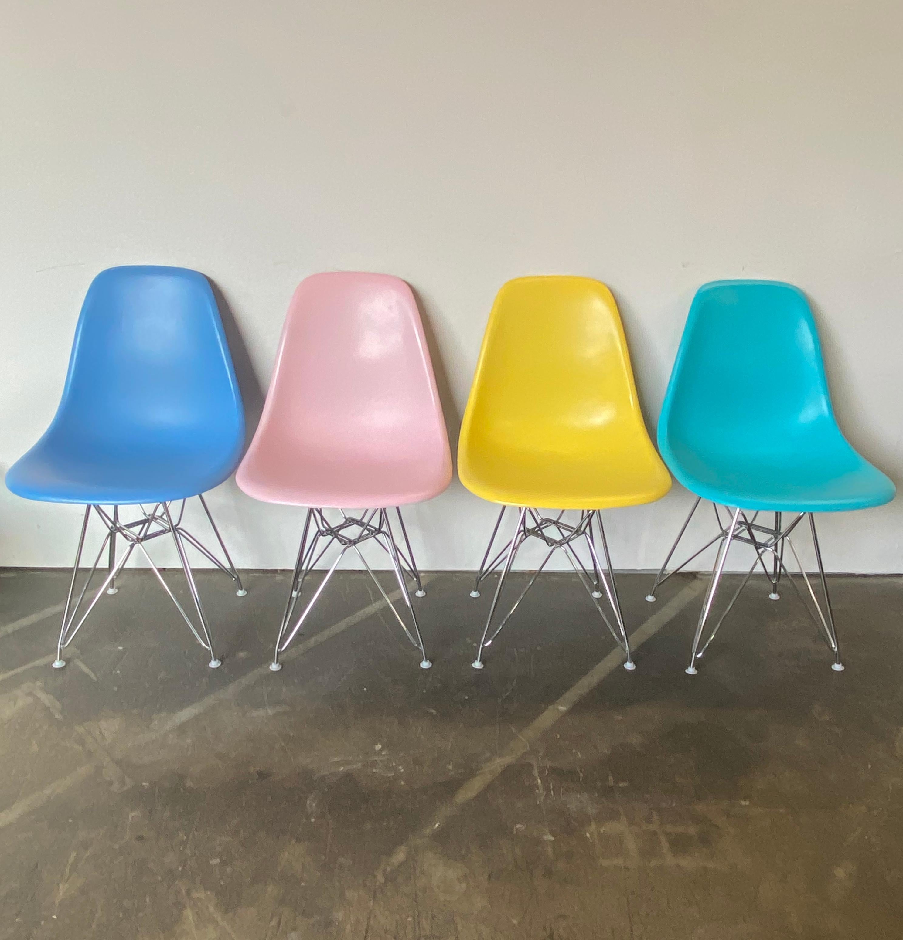 Herman Miller Eames-Esszimmerstühle in Pastellfarben (Moderne der Mitte des Jahrhunderts) im Angebot