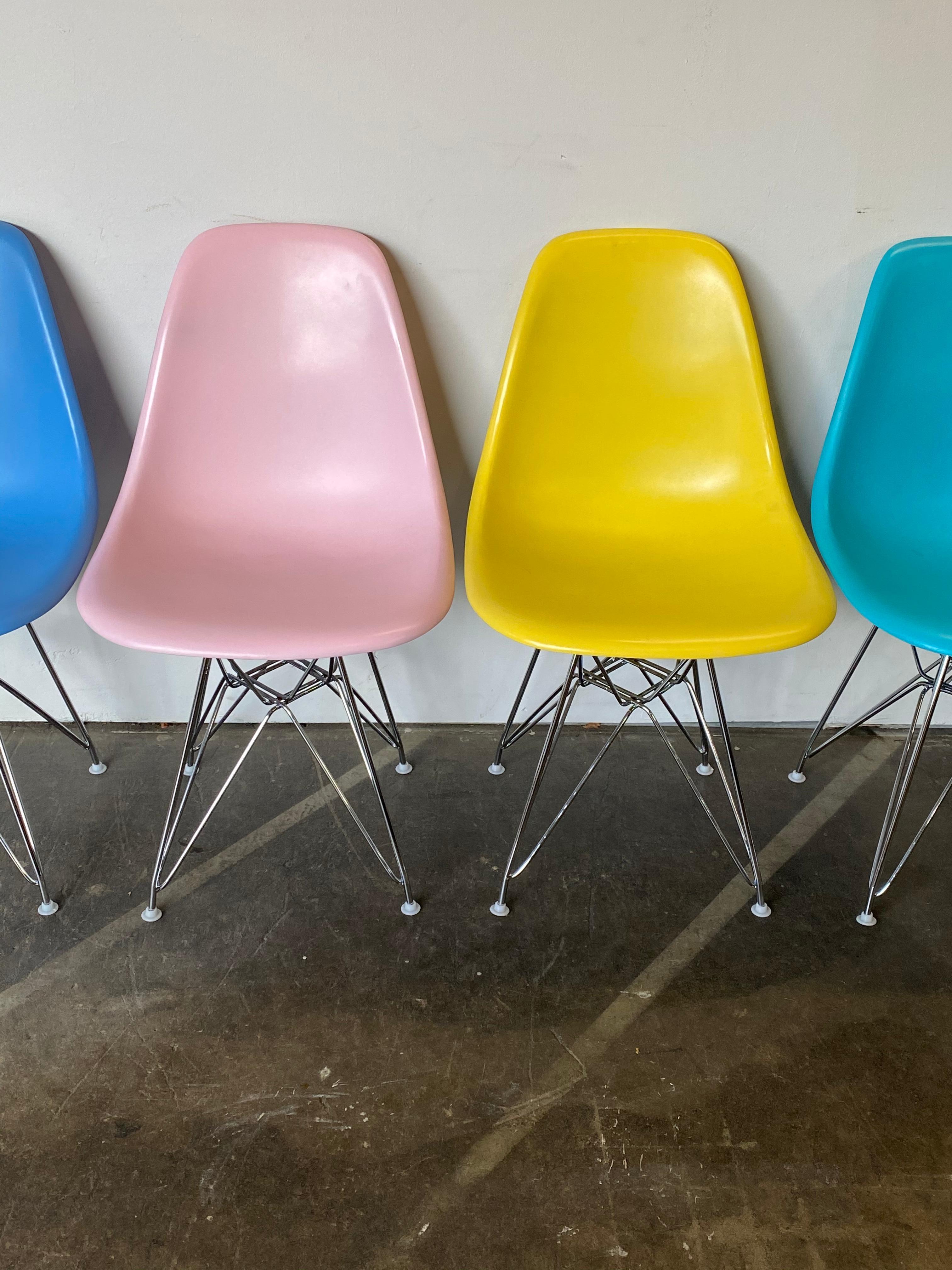 Herman Miller Eames-Esszimmerstühle in Pastellfarben (Nordamerikanisch) im Angebot