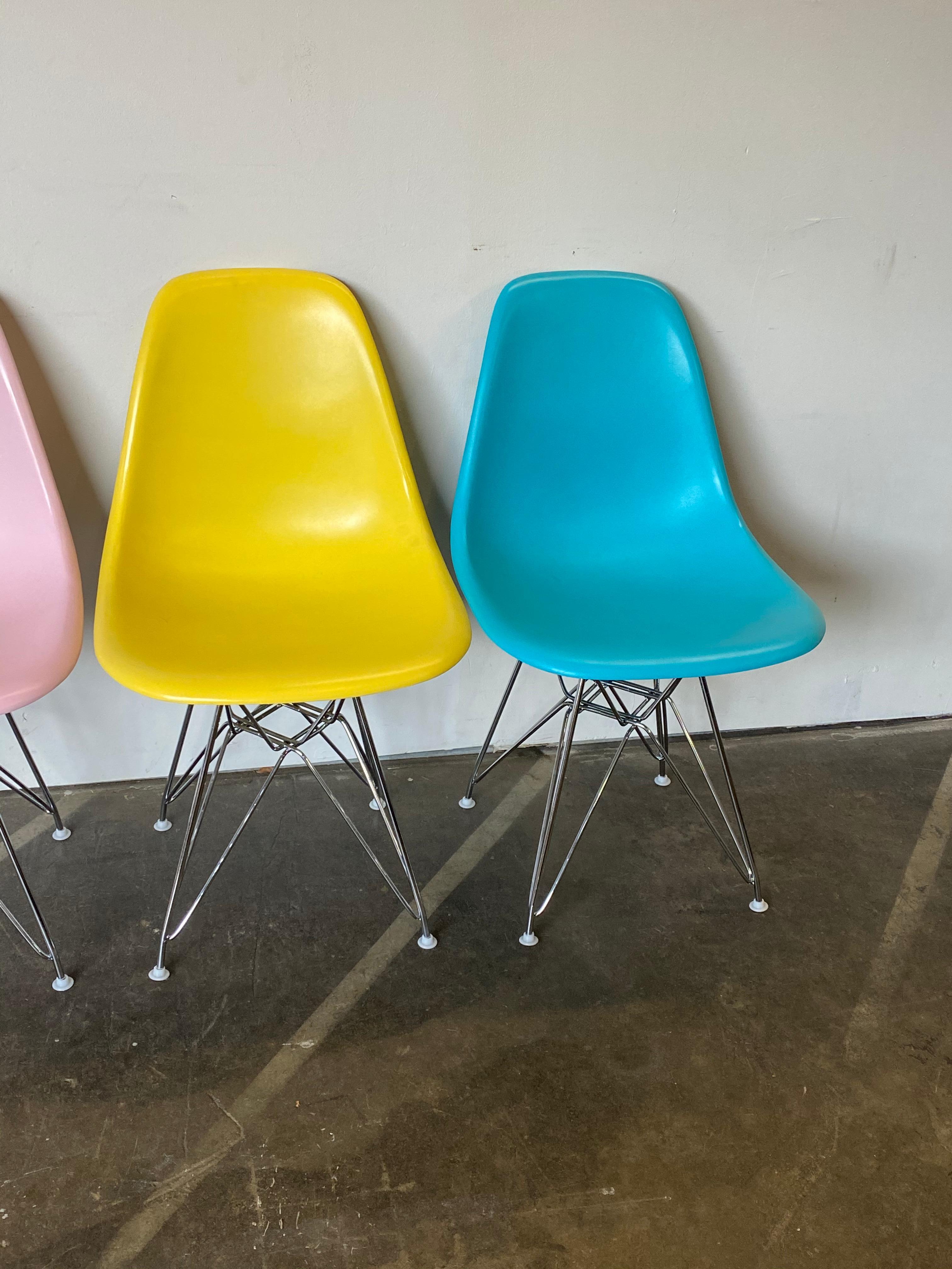 Herman Miller Eames-Esszimmerstühle in Pastellfarben im Zustand „Gut“ im Angebot in Brooklyn, NY