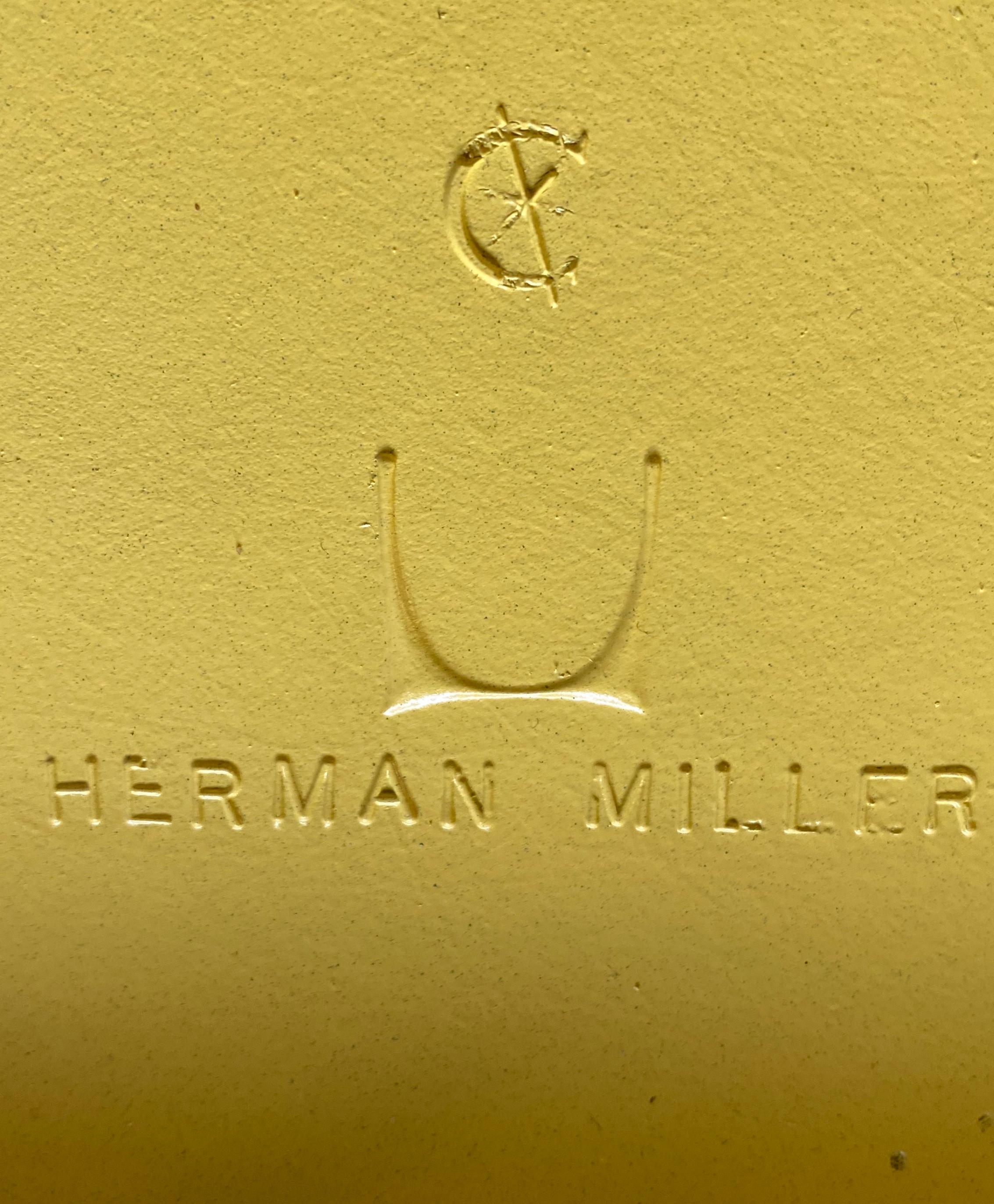 Herman Miller Eames-Esszimmerstühle in Pastellfarben (Glasfaser) im Angebot