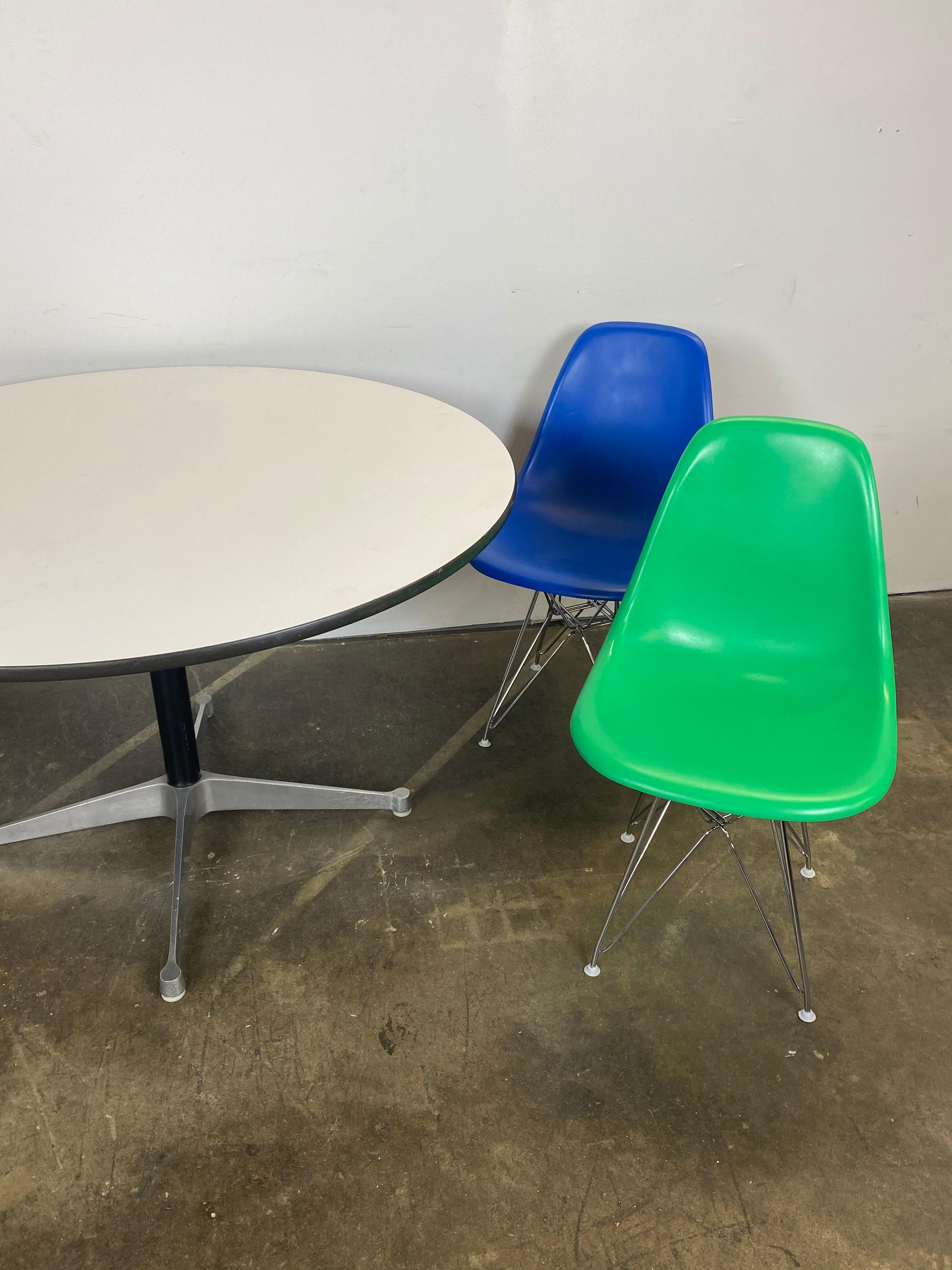 Wunderschönes und helles Set von Herman Miller Eames Esszimmerstühlen und Tisch. Alles echte Herman Miller. Die Stühle sind Vintage, aber sie wurden in lustigen Farben lackiert. New Eiffel Basen in Chrom mit Nylon-Gleitern für den gleichen Einsatz