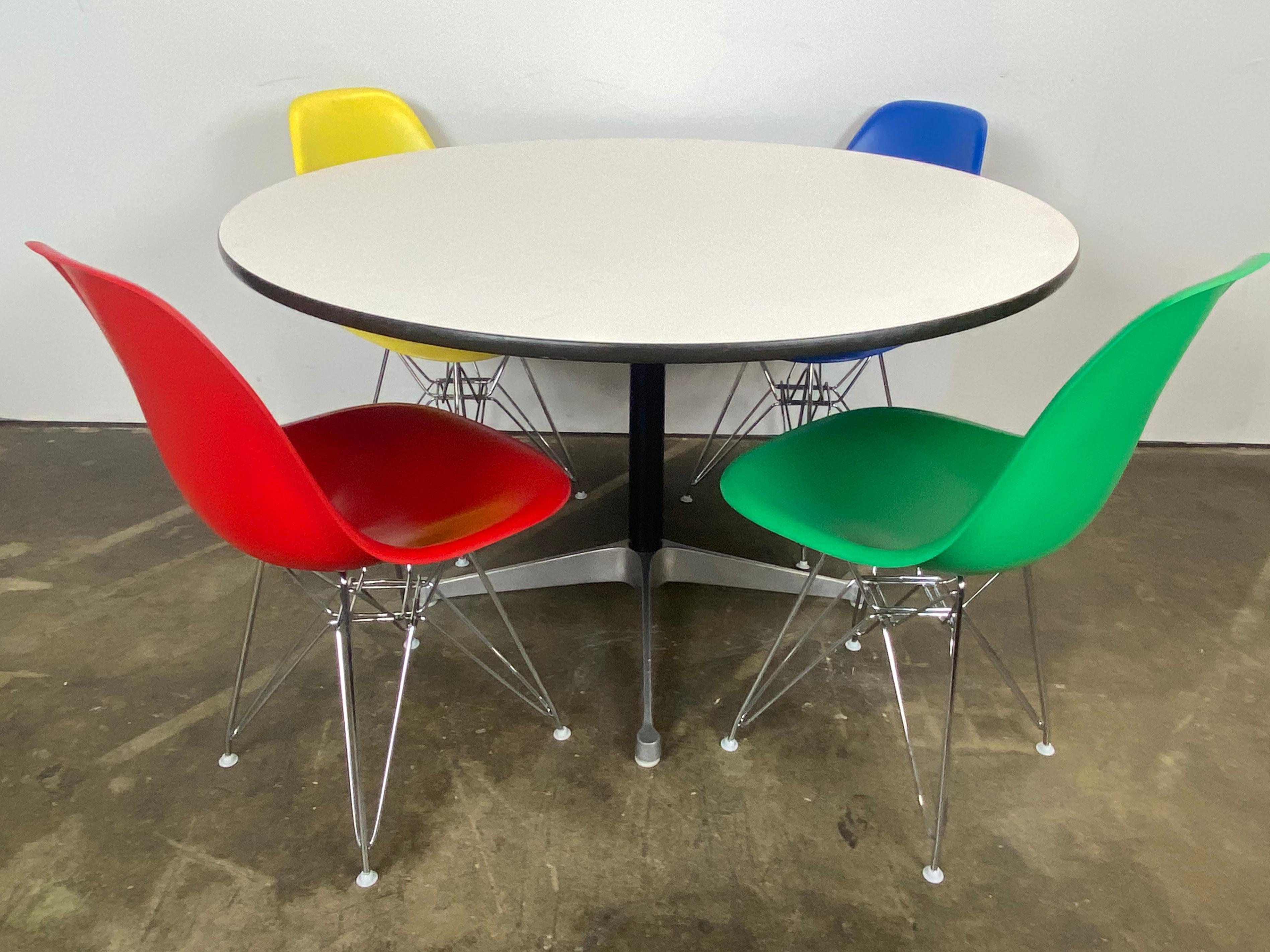 Herman Miller Eames Dining Set In Good Condition For Sale In Brooklyn, NY