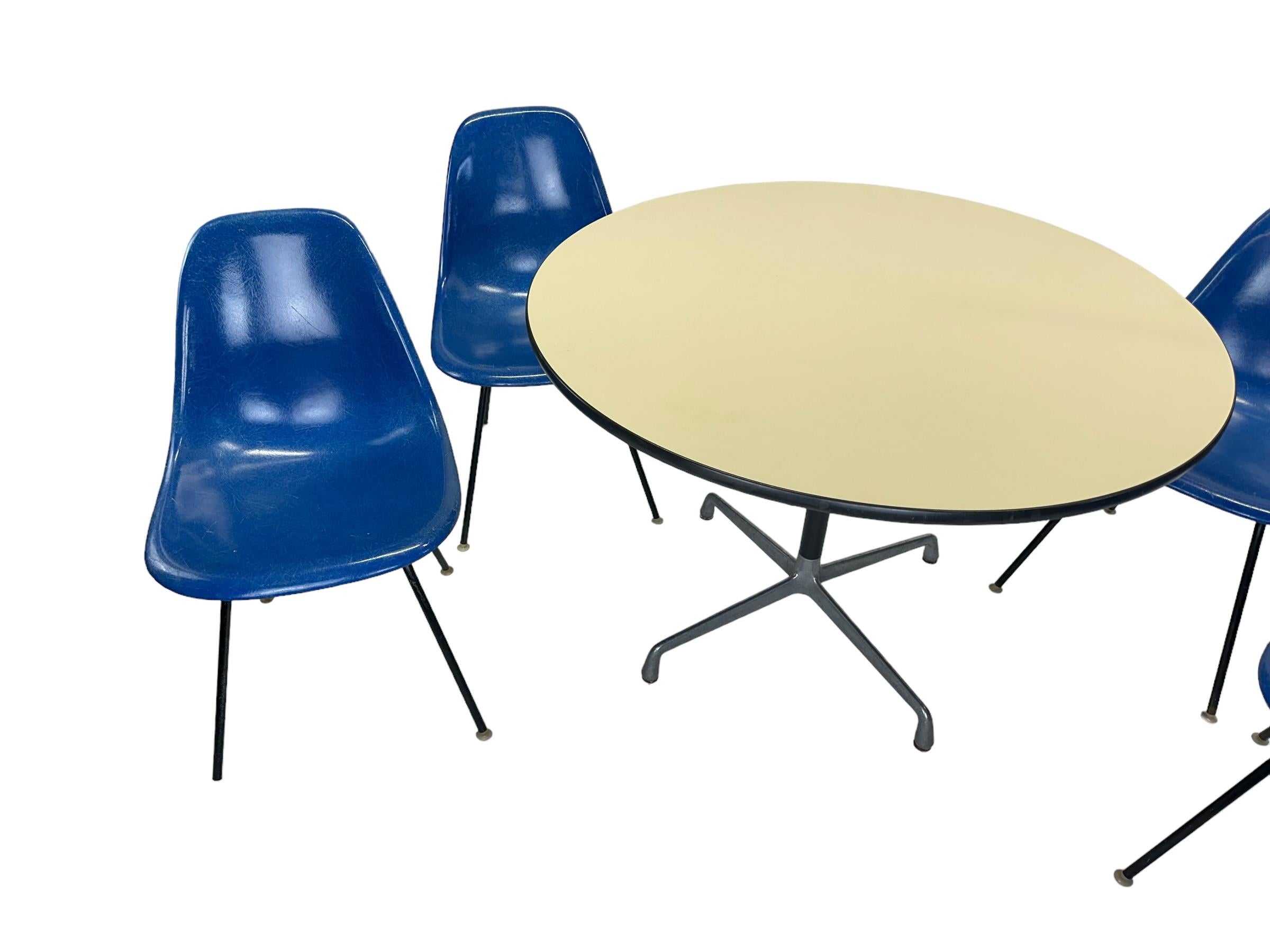 Herman Miller Eames Dining Set In Good Condition For Sale In Brooklyn, NY