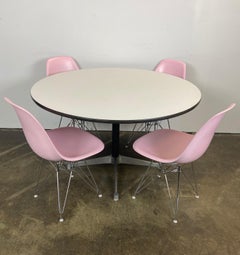 Juego de comedor Eames de Herman Miller con 4 sillas