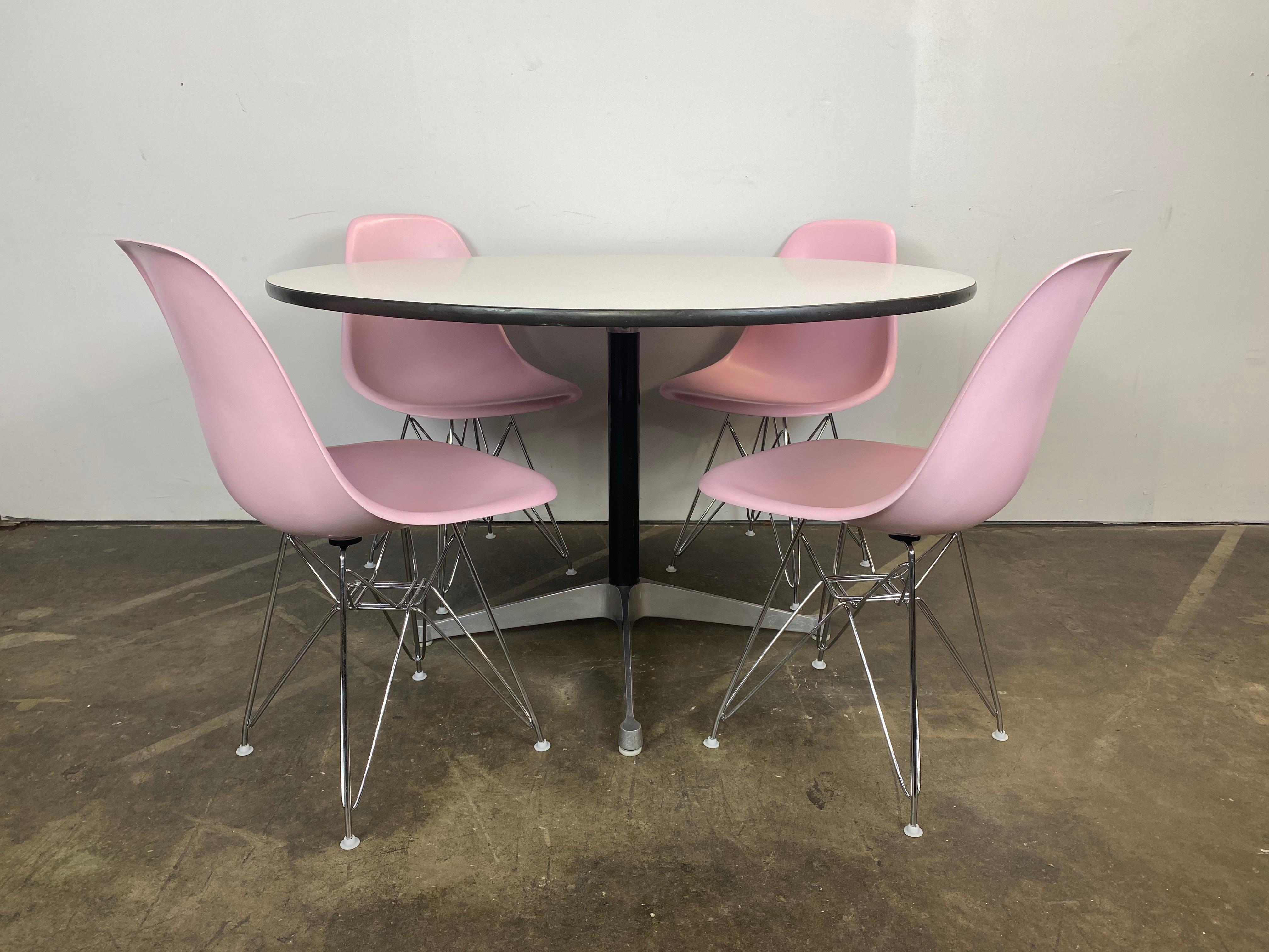 Mid-Century Modern Herman Miller - Ensemble de salle à manger Eames avec 4 chaises en vente