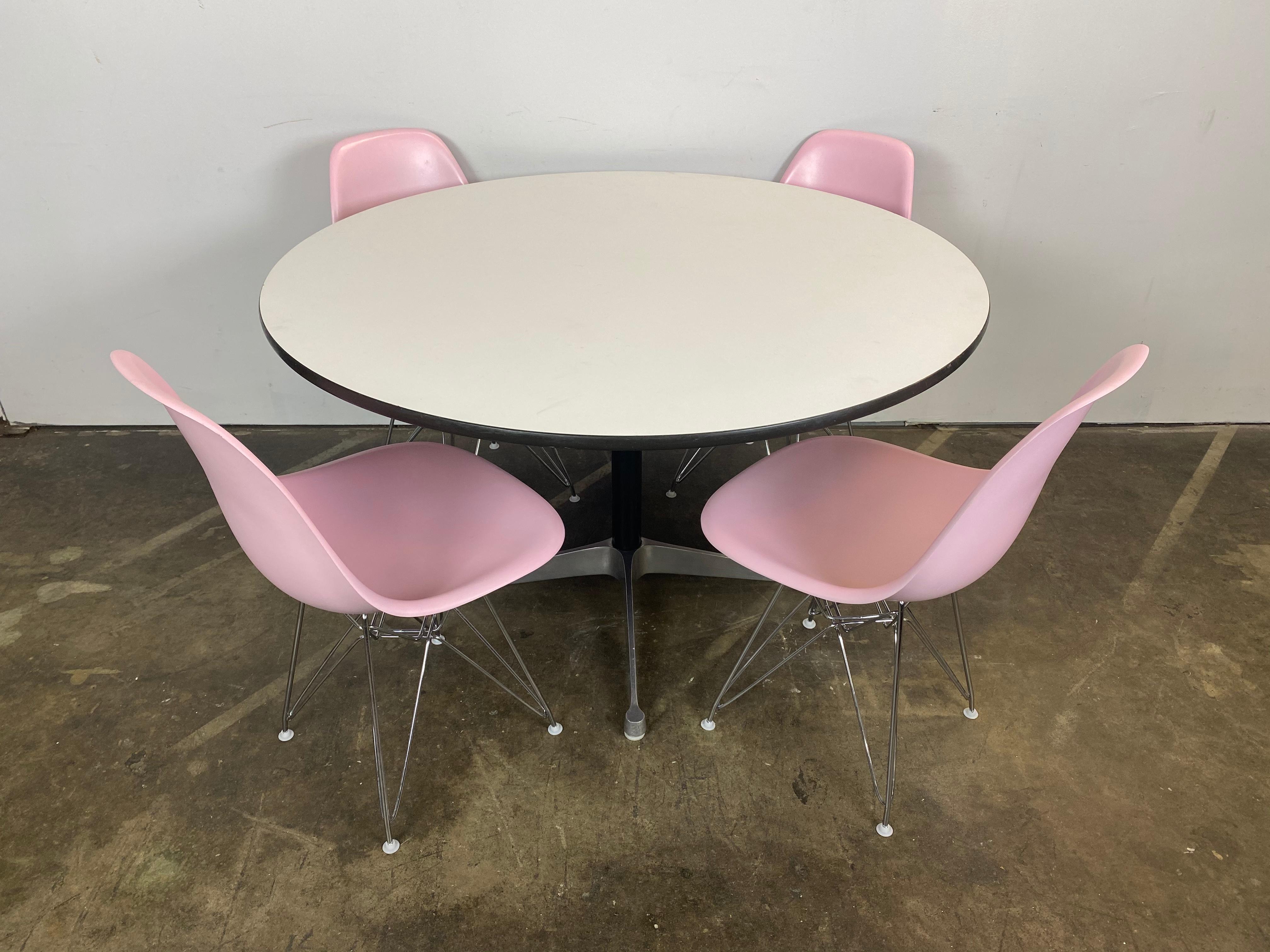 Nord-américain Herman Miller - Ensemble de salle à manger Eames avec 4 chaises en vente