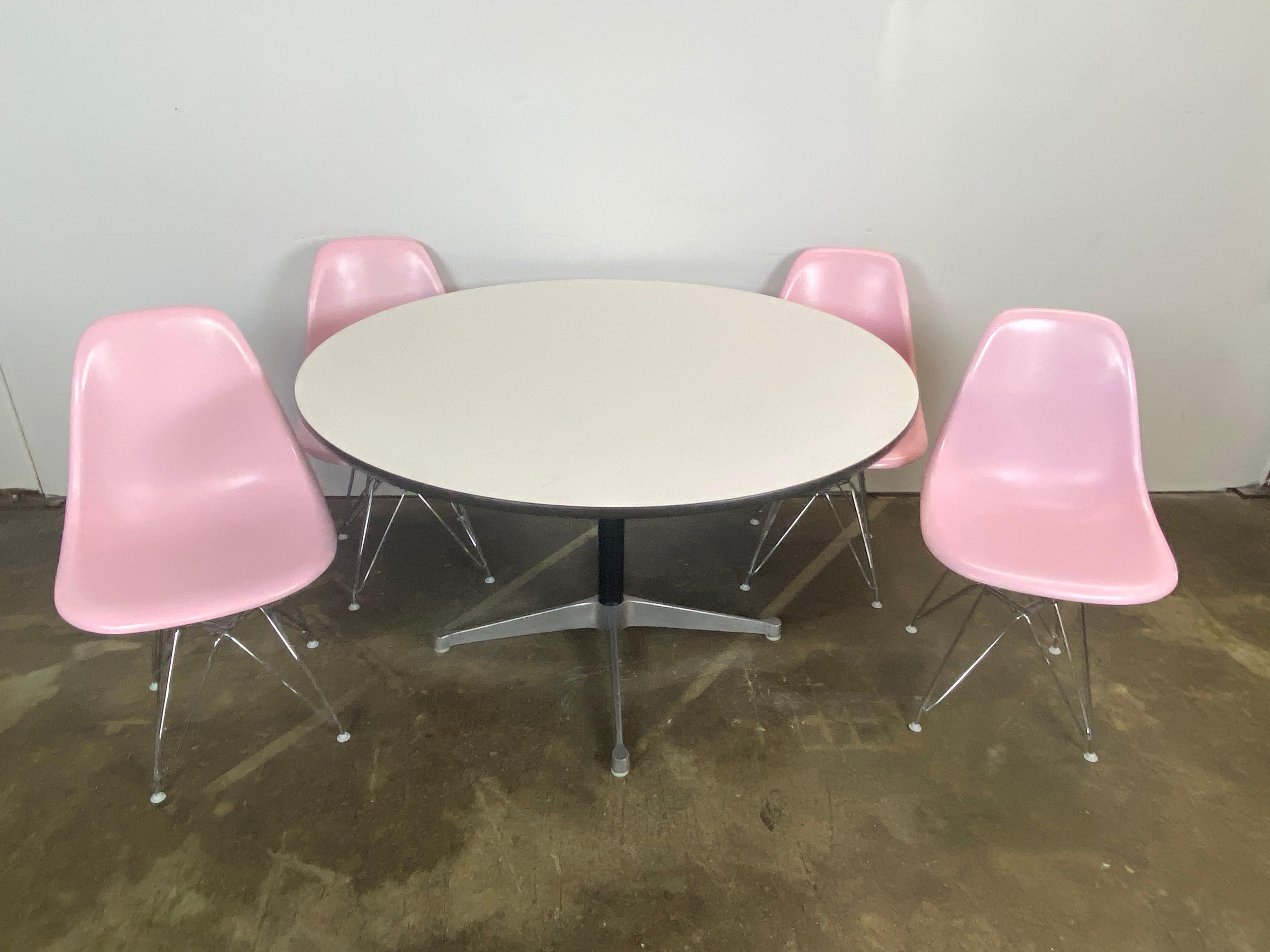 Herman Miller - Ensemble de salle à manger Eames avec 4 chaises Bon état - En vente à Brooklyn, NY