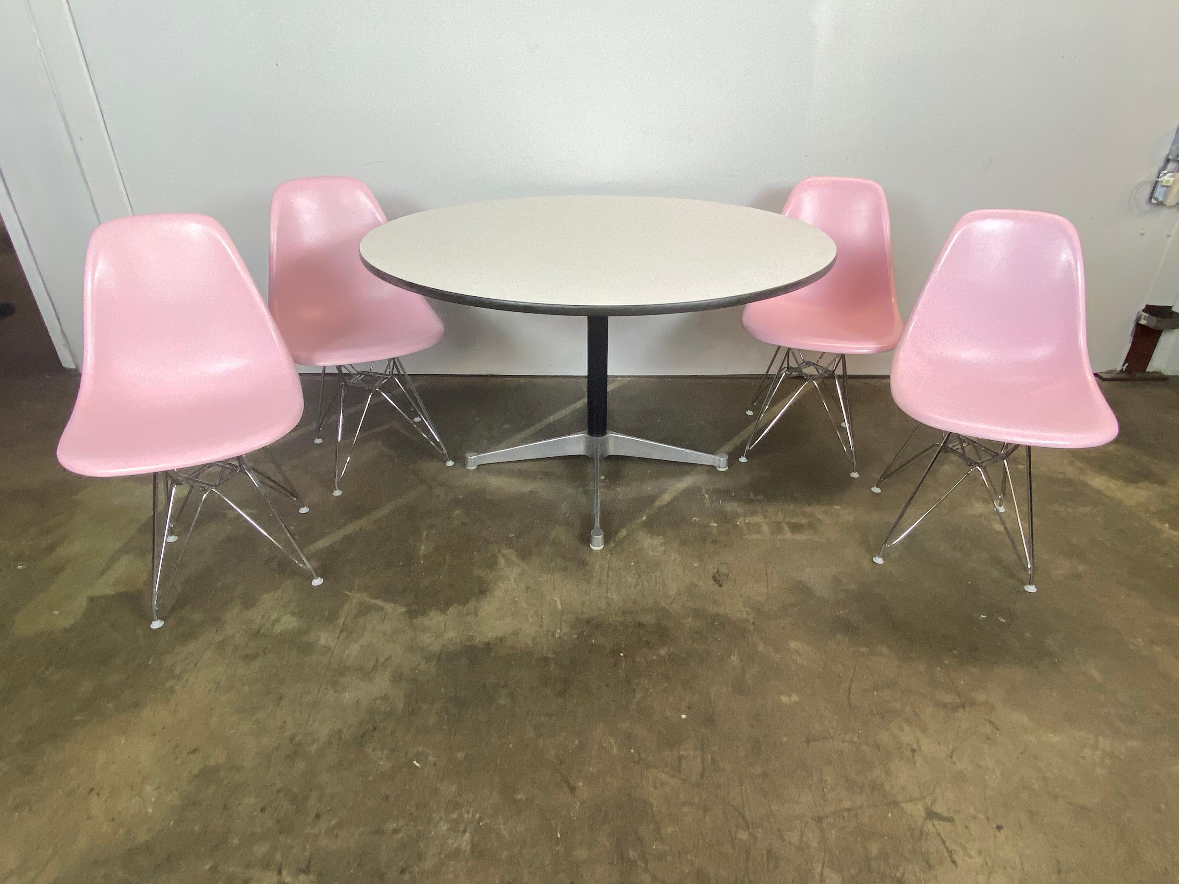 Mid-Century Modern Herman Miller Eames Dining Set with 4 Chairs For Sale