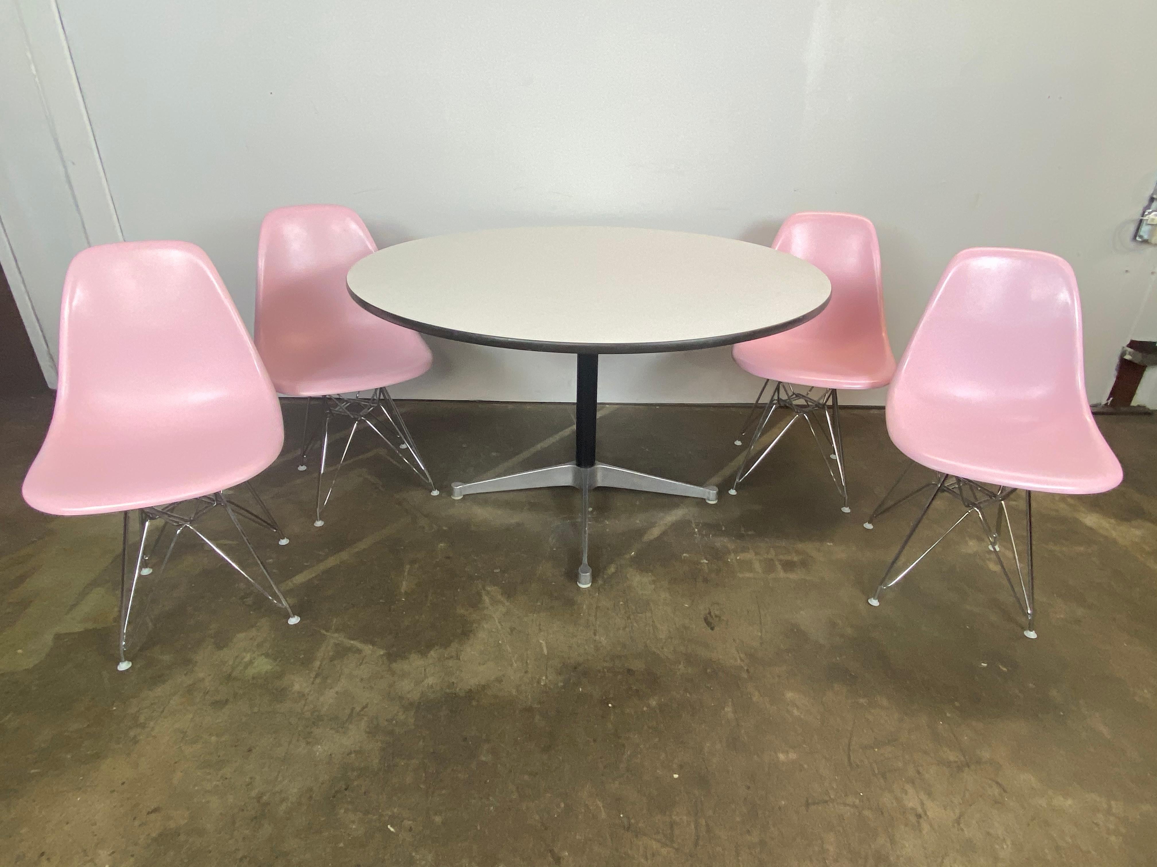 Herman Miller Eames Dining Set with 4 Chairs In Good Condition For Sale In Brooklyn, NY