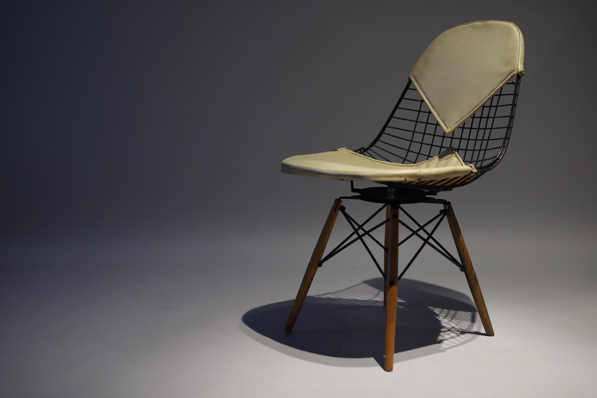 American Herman Miller Eames Dowel Leg Chair
