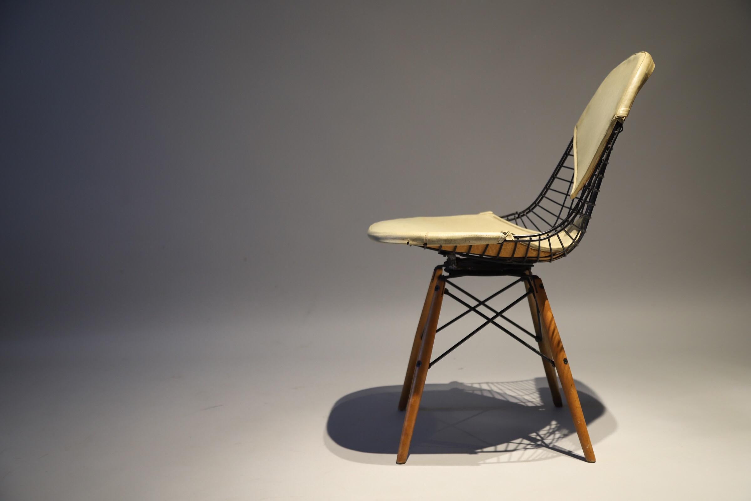 Mid-20th Century Herman Miller Eames Dowel Leg Chair