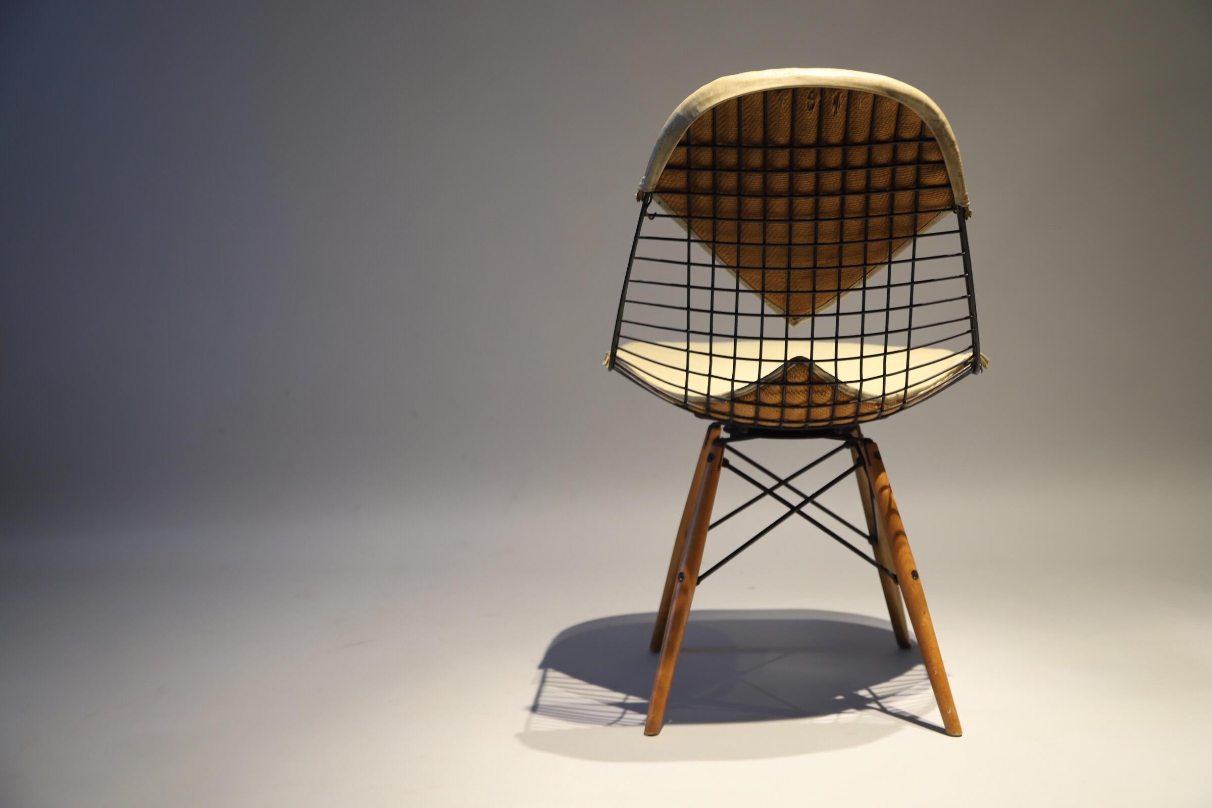 Metal Herman Miller Eames Dowel Leg Chair