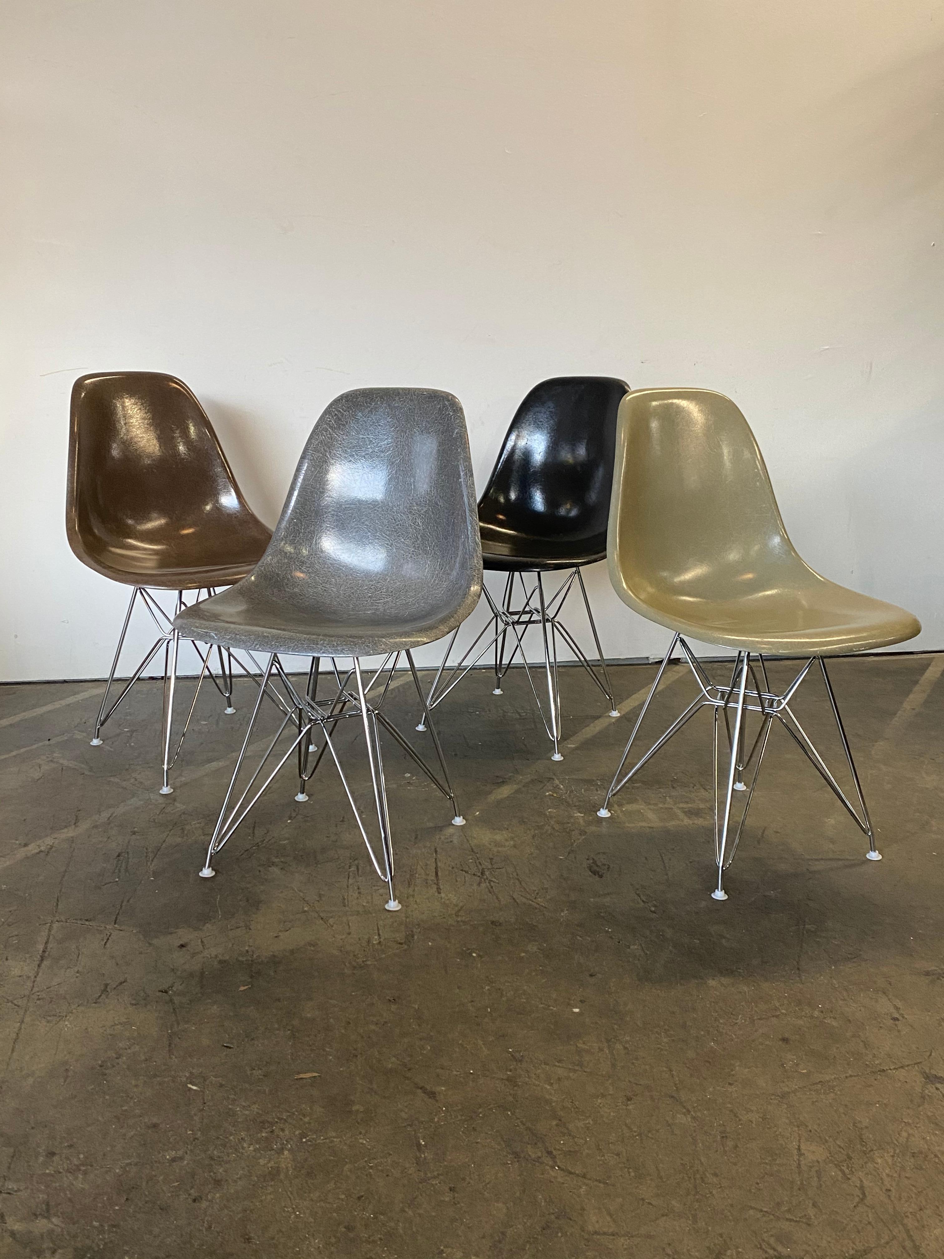 Herman Miller Eames DSR Dining Chairs in Earth Tones In Good Condition In Brooklyn, NY