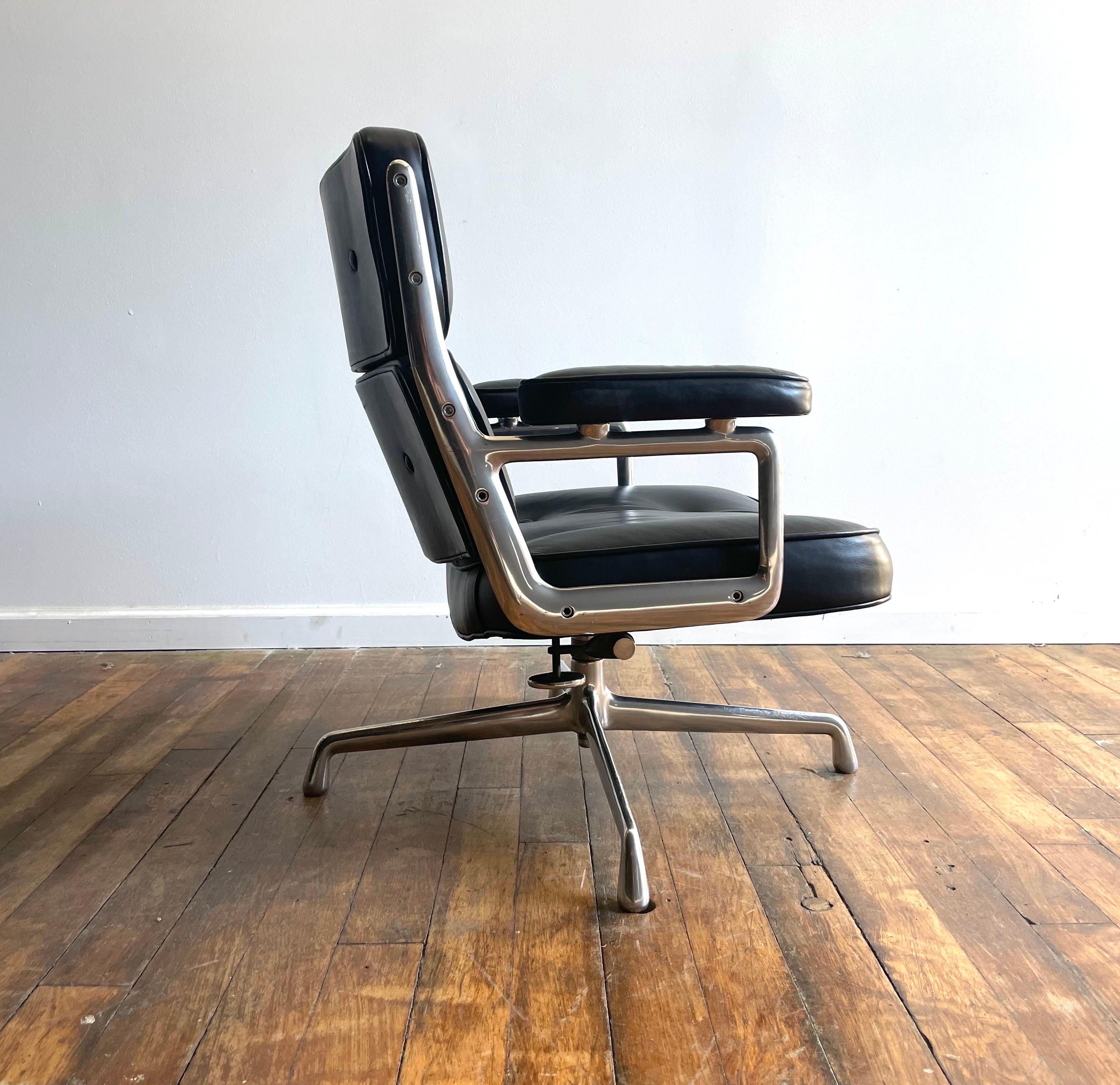 Mid-Century Modern Herman Miller Eames ES107 Time Life Chair For Sale