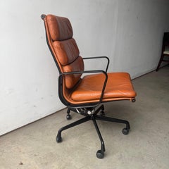 Fauteuil de bureau Herman Miller Eames Executive Soft Pad en aluminium, cuir beige