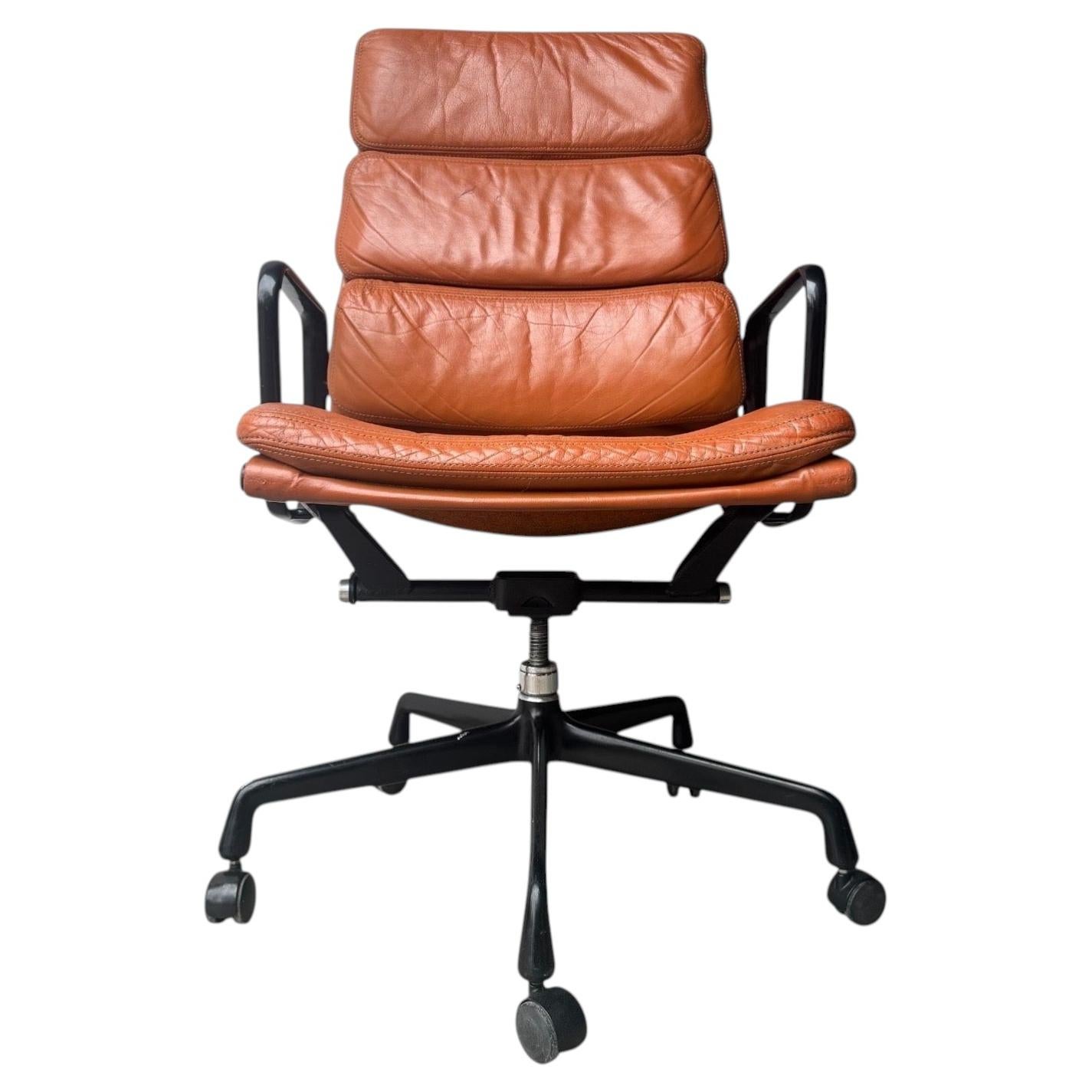 Herman Miller Eames Executive Soft Pad Aluminium Group Schreibtischstuhl aus hellbraunem Leder