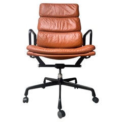 Fauteuil de bureau Herman Miller Eames Executive Soft Pad en aluminium, cuir beige