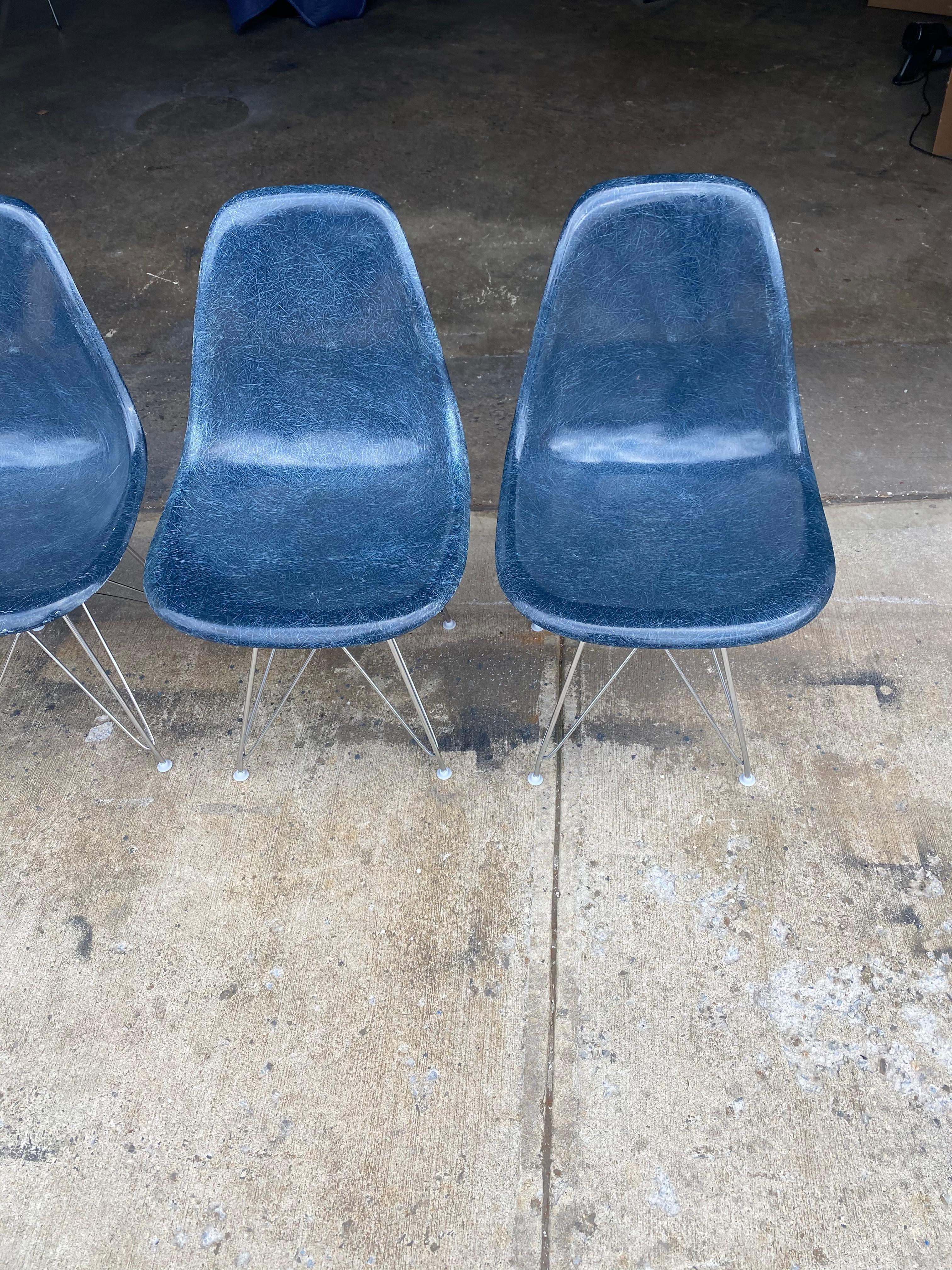 Herman Miller Eames Fiberglass DSR Dining Chairs in Navy Blue In Good Condition In Brooklyn, NY
