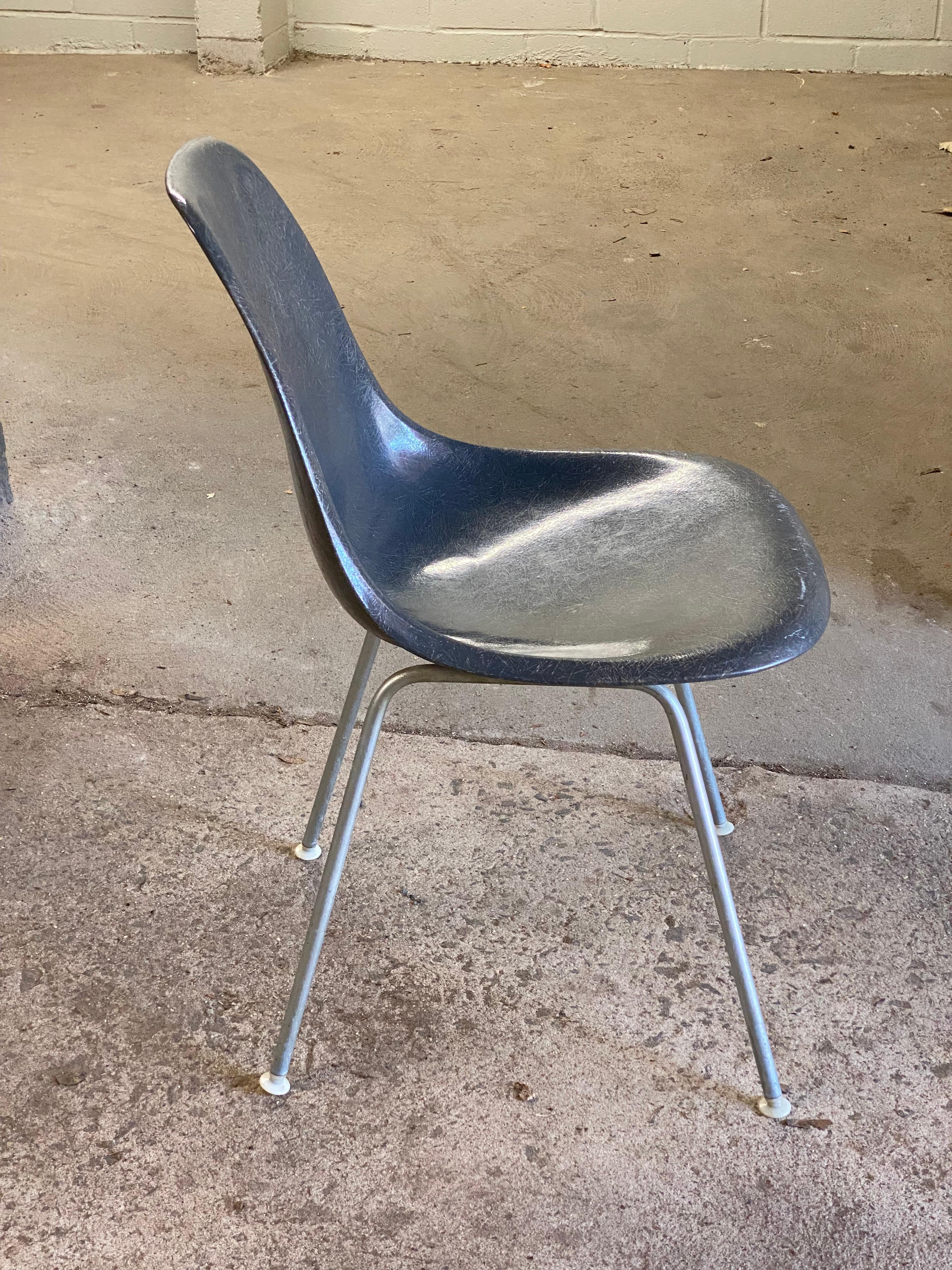 Herman Miller Eames in fibra di vetro Elephant Hide Gray Shell Chairs, Cinque in vendita 2
