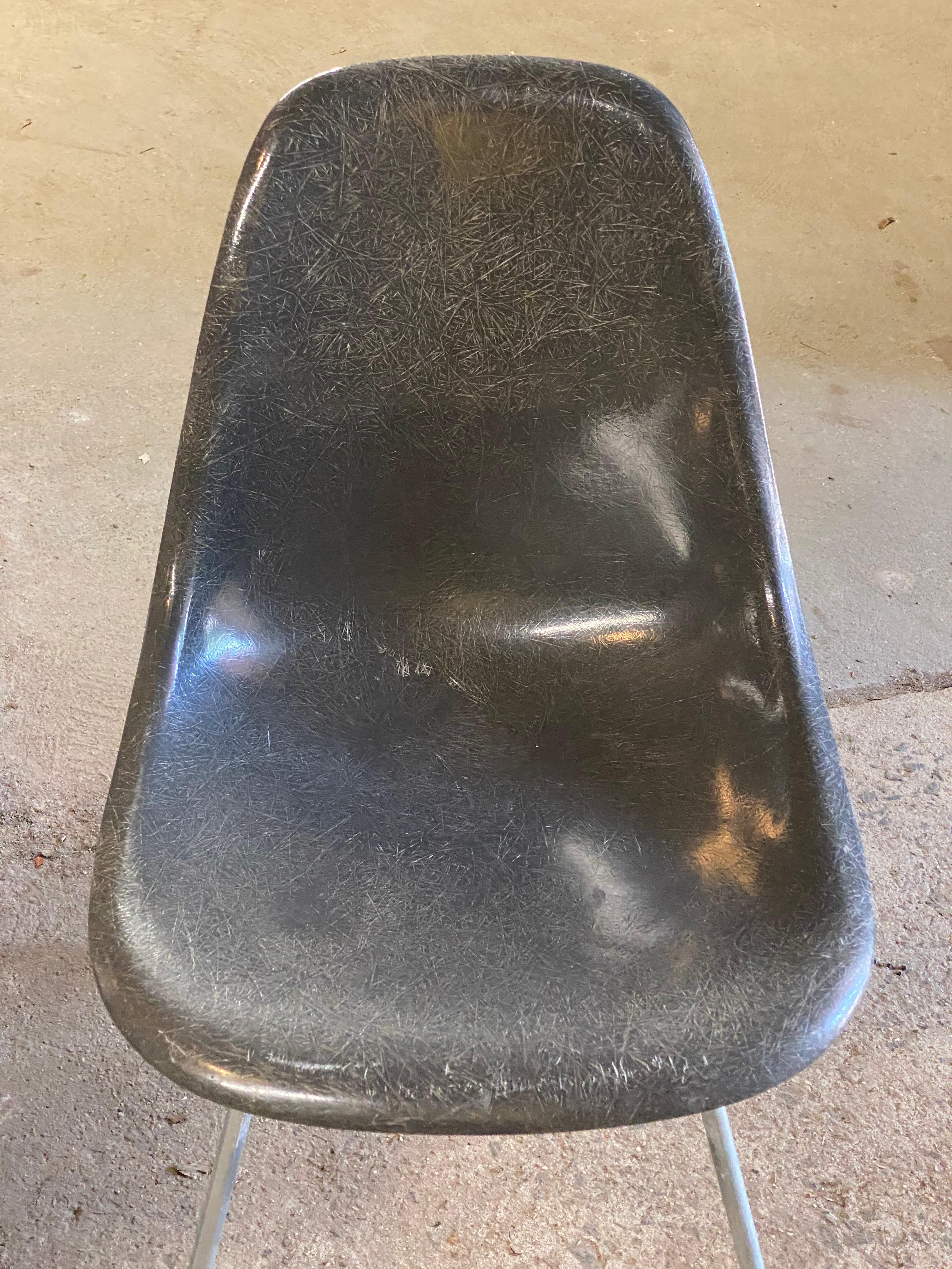 Herman Miller Eames in fibra di vetro Elephant Hide Gray Shell Chairs, Cinque in vendita 3