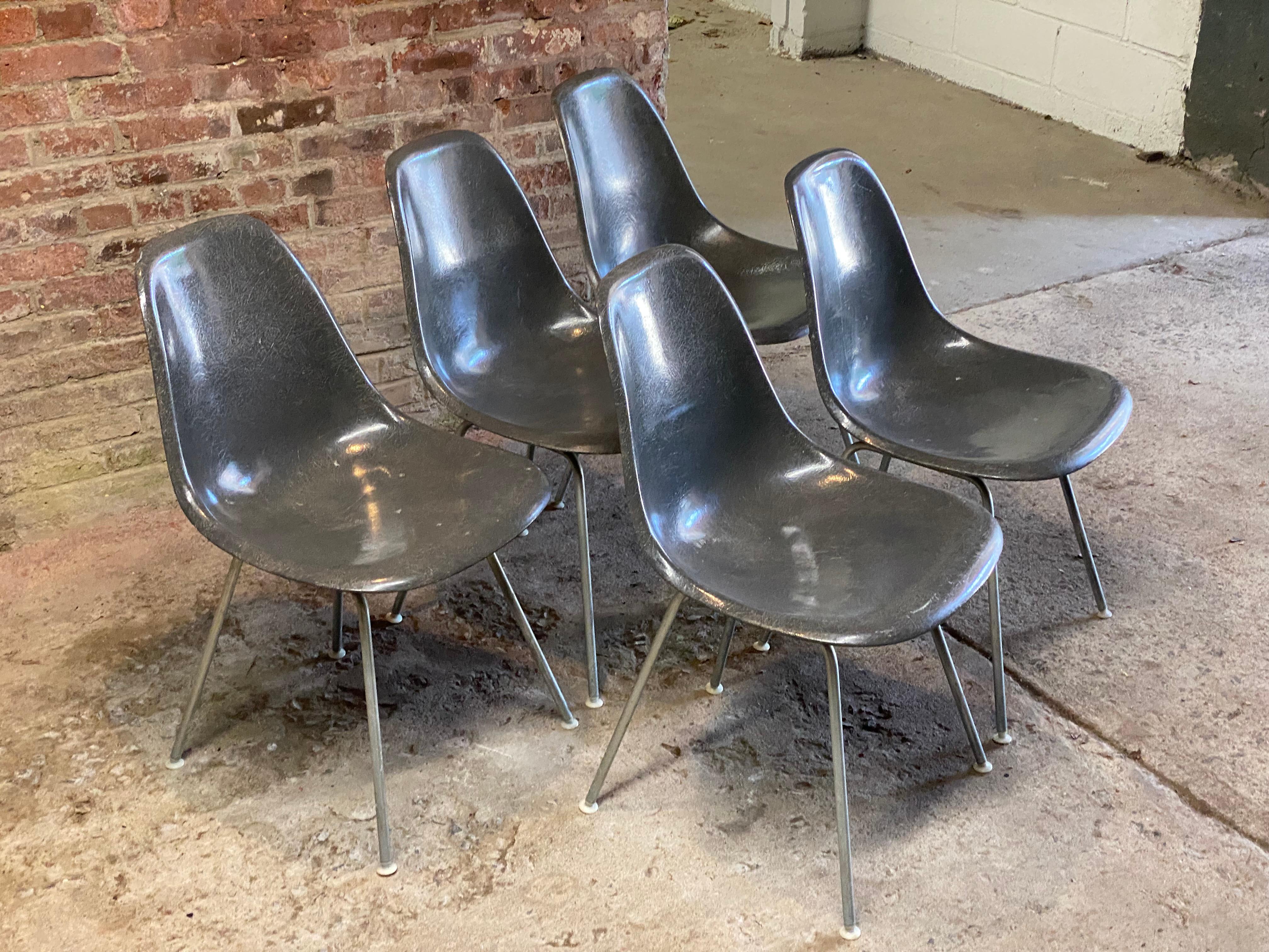 Un set di cinque raffinate sedie a conchiglia Eames per Herman Miller Elephant Hide Gray in fibra di vetro con le basi, i supporti e i piedini in alluminio H originali. Marchio M stampato, Herman Miller sul fondo con timbri a inchiostro. Circa 1969.