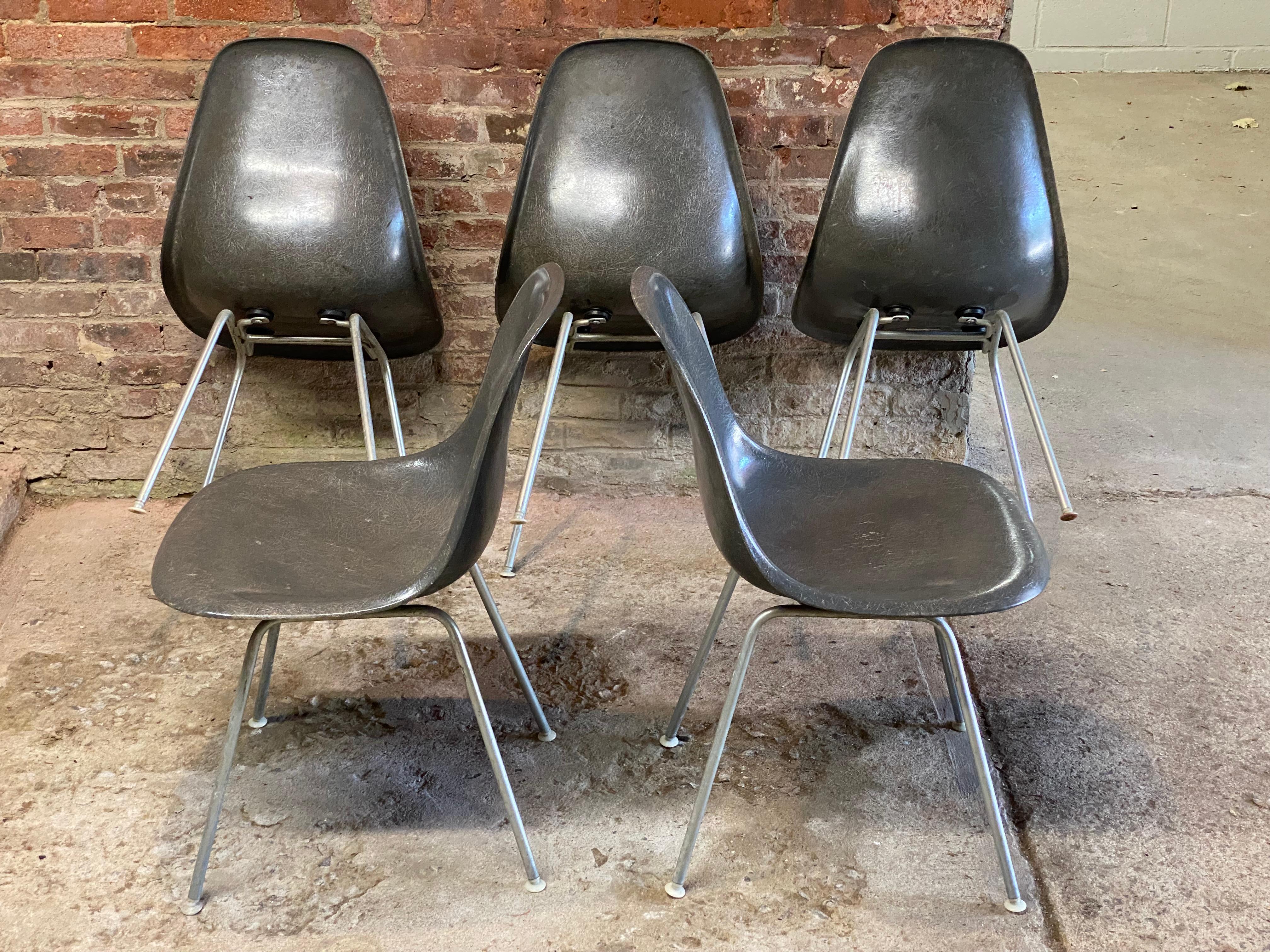 Herman Miller Eames in fibra di vetro Elephant Hide Gray Shell Chairs, Cinque In condizioni buone in vendita a Garnerville, NY