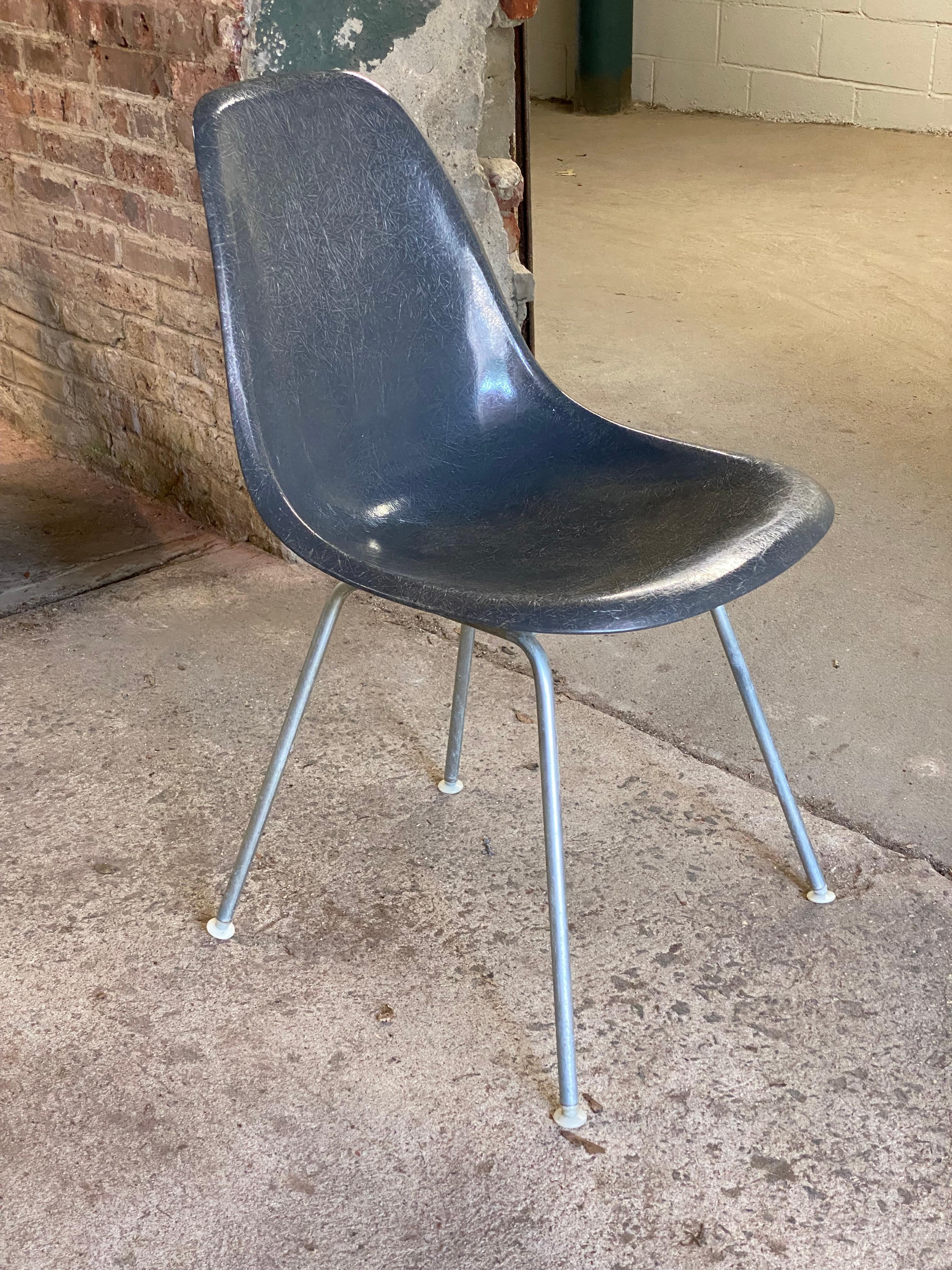 XX secolo Herman Miller Eames in fibra di vetro Elephant Hide Gray Shell Chairs, Cinque in vendita