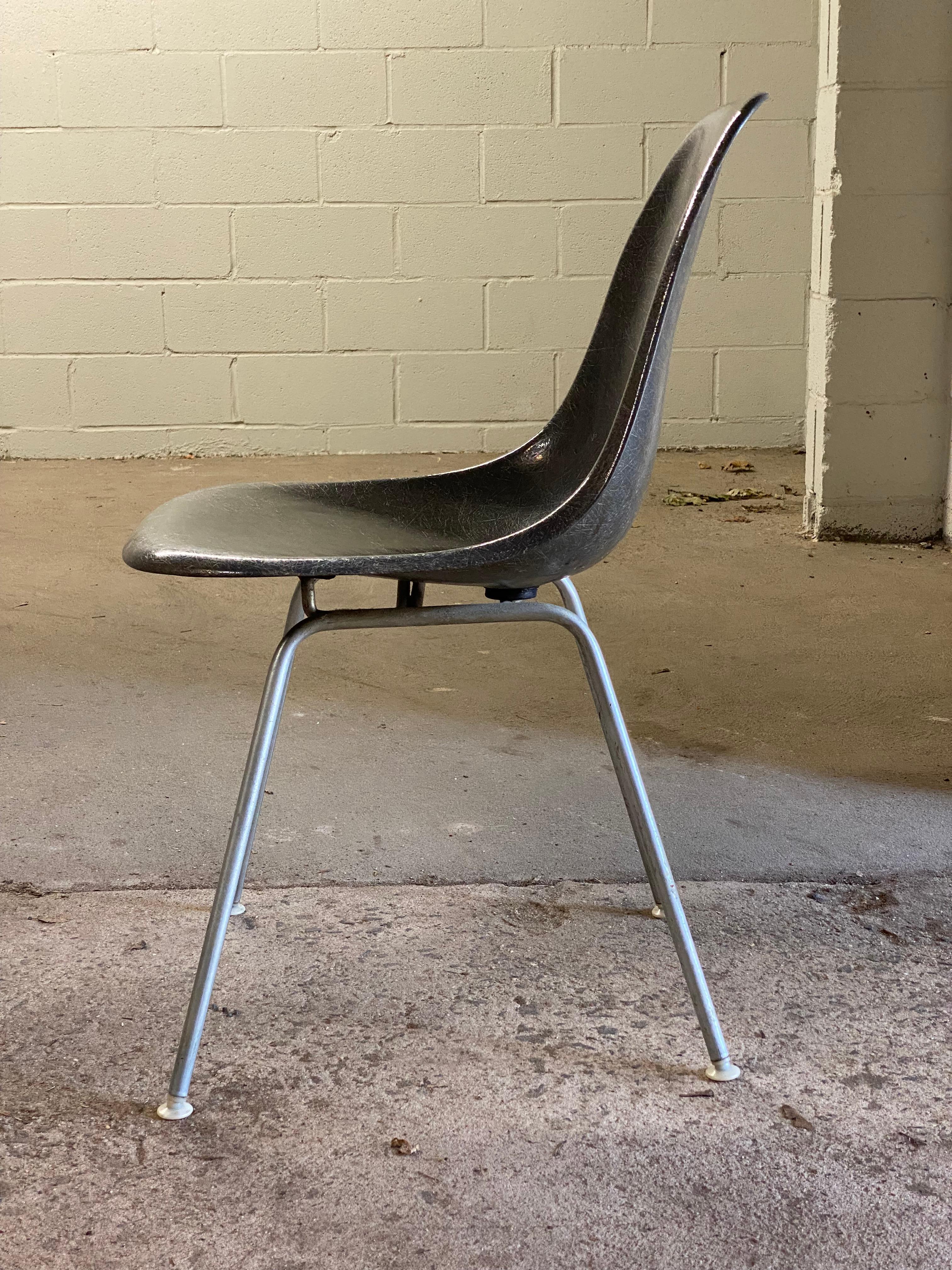 Alluminio Herman Miller Eames in fibra di vetro Elephant Hide Gray Shell Chairs, Cinque in vendita