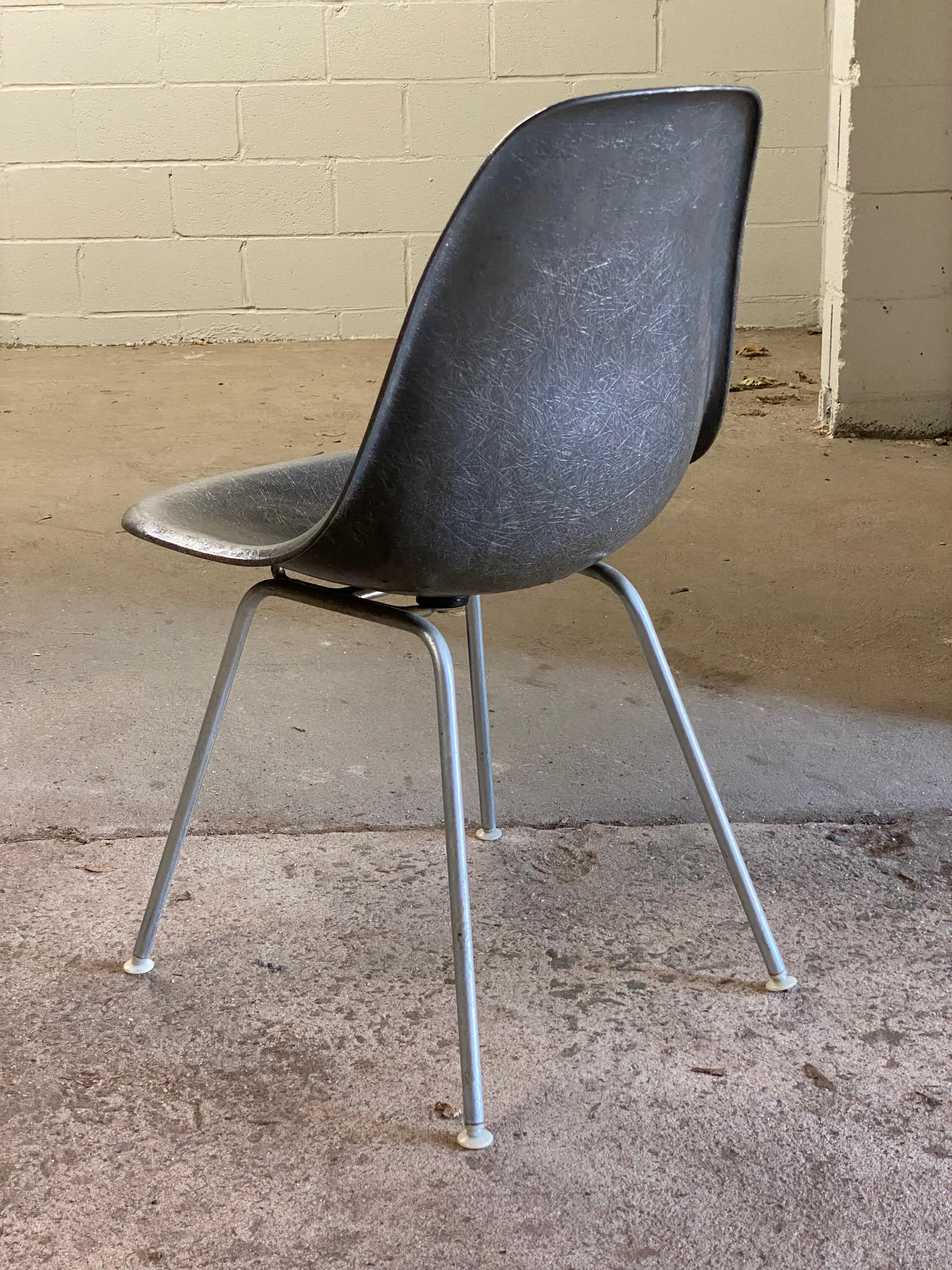 Herman Miller Eames in fibra di vetro Elephant Hide Gray Shell Chairs, Cinque in vendita 1