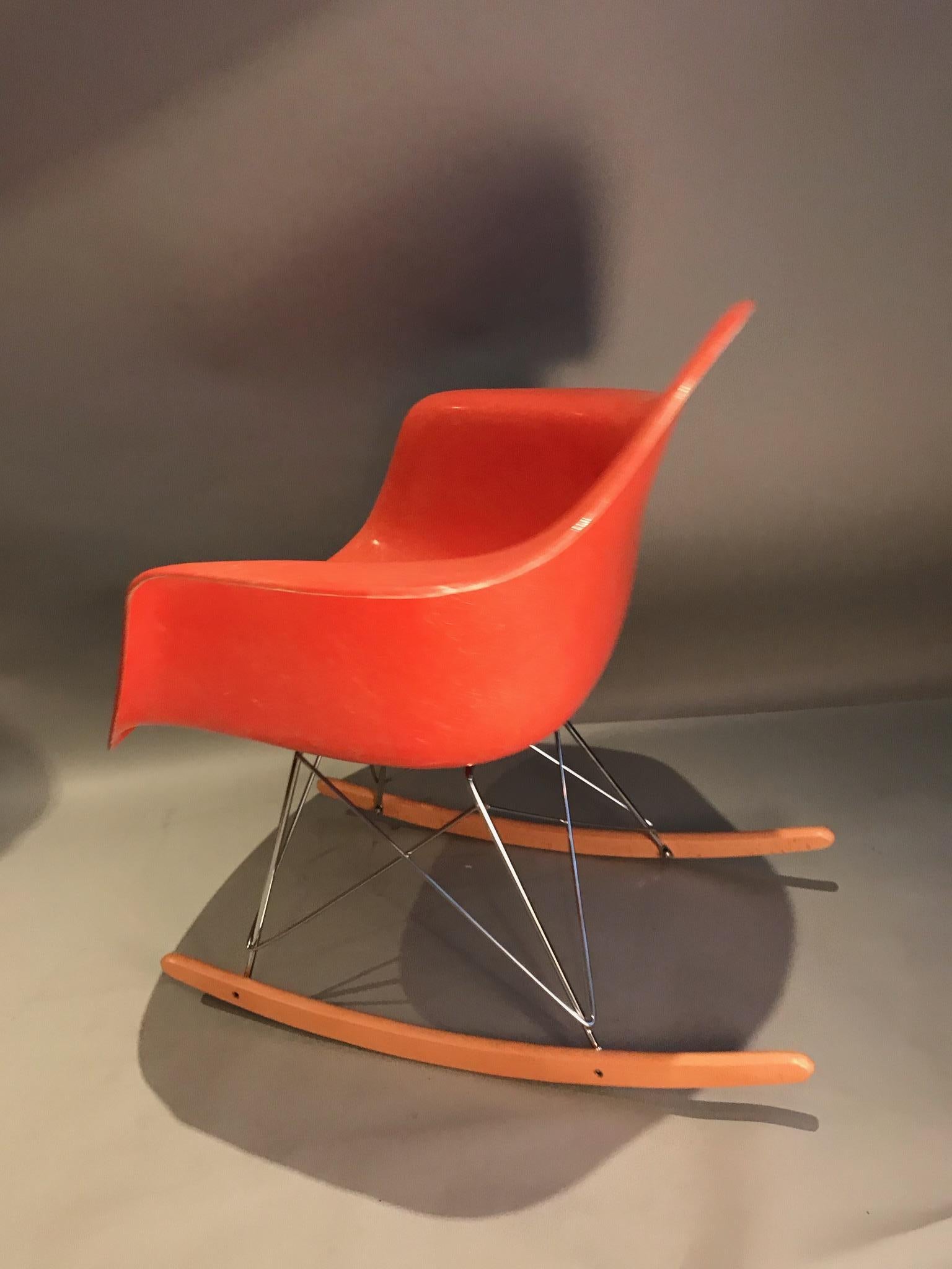 Herman Miller Eames Fiberglass Rocking Chair Model RAR In Good Condition In Brooklyn, NY