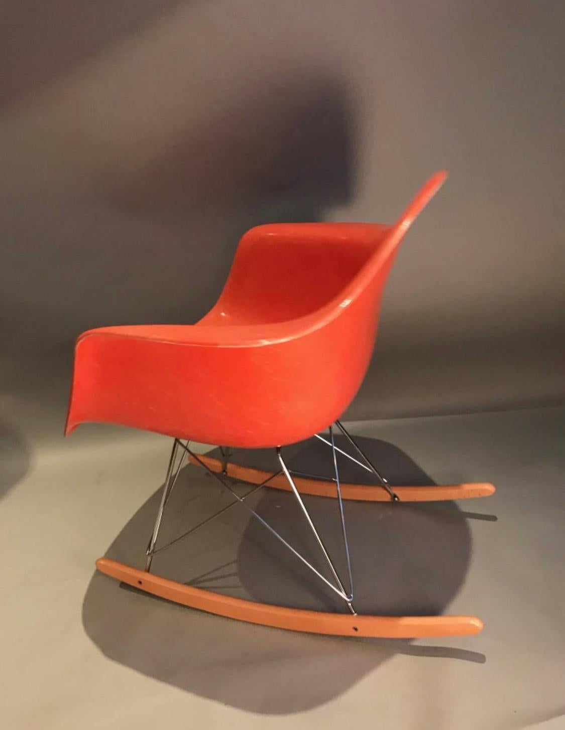 Herman Miller Eames Fiberglass Rocking Chair Model RAR In Good Condition In Brooklyn, NY
