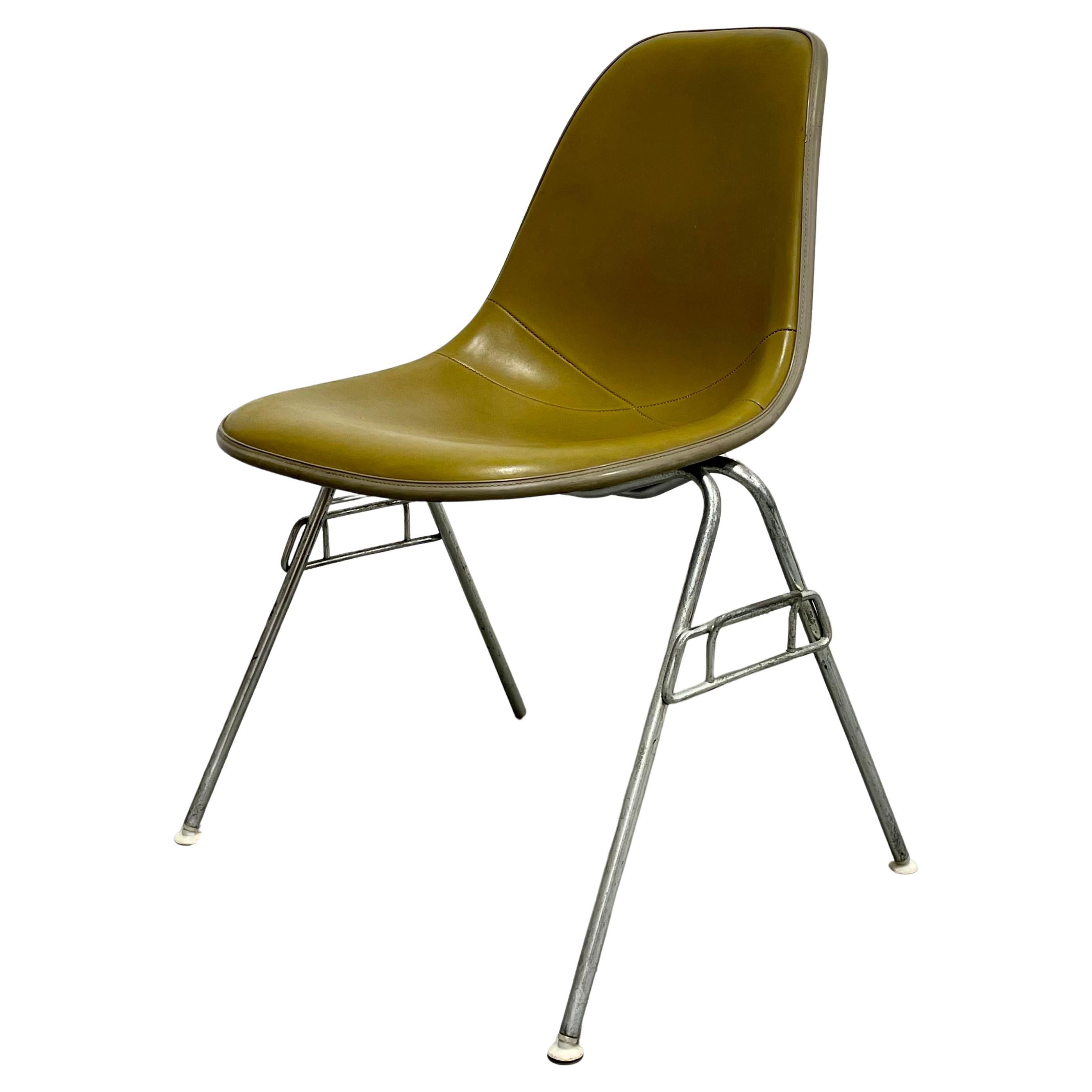 Herman Miller Eames Fiberglass Stacking Shell Chair, Olivgrün, ca. 1950er Jahre